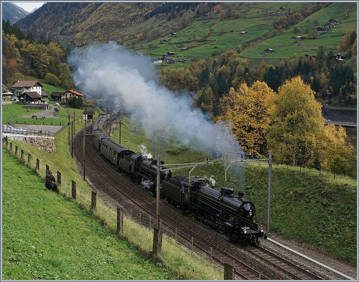 Die Elefanten kommen! Die C 5/6 2978 und 2969 führen gemeinsam einen langen Extrazug über die Gotthard Panorama Strecke.
Intschi, den 21. Okt. 2017