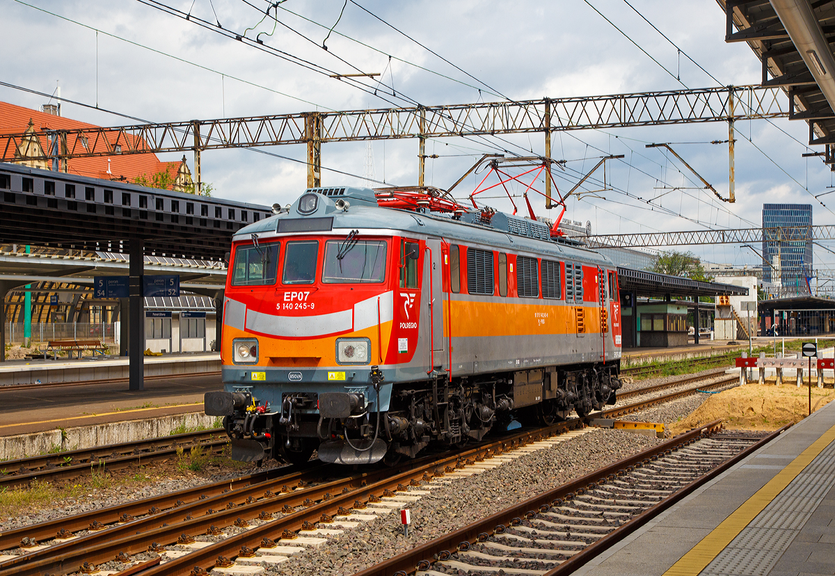 
Die EP 07 P – 2001 (91 51 5 140 245-9 PL-PREG) der POLREGIO  (Przewozy Regionalne sp. z o.o.), ex PKP EU07-046, am 25.06.2017 beim Umsetzen im Hauptbahnhof Posen (Poznań Główny). 

Diese ist eine der wenigen die älteren Typ Pafawag 4E umgebaut wurde. Die Lok wurde 1968 Pafawag unter der Fabriknummer 4E-046 gebaut, 2012 erfolgte der Umbau/Modernisierung durch  ZNLE Gliwice (heute Newag Gliwice) in die EP07-2001. 

Die PKP Baureihe EP07 entstanden aus Umbauen der Baureihe EU 07 d.h. Loks vom Typ HCP 303E (HCP = H.Cegielski – Poznań S.A.) bzw. der älteren Pafawag 4E. Die Loks wurden besser an die Bedürfnisse des Schnellzugverkehrs angepasst, da die Motoren bei höheren Geschwindigkeiten störanfällig waren. Hierzu wurde das Getriebe von einem Übersetzungsverhältnis von 79:18 auf ein solches von 76:21 umgebaut. Überwiegend wurden für den Umbau Lokomotiven der zweiten Serie (HCP 303E) verwendet, nur 15 EU07 der älteren Pafawag 4E wurden umgebaut.

Die eigentliche PKP Ausgangs-Baureihe EU07 entstand aus der ab 1961 von English Electric gelieferte Baureihe EU06, welche ab 1965 dann von Pafawag (Państwowa Fabryka Wagonów) in Wrocław in Lizenz nachgebaut wurde. Es wurden lediglich kleine Veränderungen vorgenommen (geringfügig vergrößerte Breite). Die Lizenzbauten erhielten die Typenbezeichnung 4E und wurden als Baureihe EU07 an die PKP ausgeliefert. Bis 1974 wurden 240 Lokomotiven gebaut. 

Von der Baureihe EU07 wurde 1972 durch Änderung des Getriebes die Baureihe EP08 für eine Höchstgeschwindigkeit von 140 km/h (statt 125 km/h bei der EU07) abgeleitet.
Im Jahr 1983 wurde der Bau der Baureihe EU07 fortgesetzt, jetzt aber von H.Cegielski – Poznań S.A. (HCP). Hierbei wurden einige Änderungen vorgenommen (verstärkter, um 0,32 m verlängerter Lokkasten mit gesickten Seitenwände, für den Einbau einer automatischen Kupplung vorbereitet, um 3,4 t erhöhtes Gewicht). Diese Variante erhielt die Typenbezeichnung 303E, wurde aber ebenfalls als EU07 bei den PKP eingereiht. Bis 1992 wurden 242 Lokomotiven des Typs 303E gebaut. Drei weitere entstanden 1990 bis 1994 aus einzelnen Hälften von Lokomotiven der Baureihe ET41.

TECHNISCHE DATEN:
Hersteller: 	Pafawag, Wrocław (4E) / Cegielski, Poznań (303E)
Spurweite: 1.435 mm (Normalspur)
Achsanordnung: 	Bo' Bo'
Länge über Kupplung: 15.915 mm (16.235 mm bei Typ 303E)
Höhe: 4.343 mm
Breite: 3038 mm
Drehzapfenabstand: 8.550 mm
Achsabstand im Drehgestell: 3.050 mm
Dienstgewicht: 80,4 t    (83,4 t  beim Typ 303E)
Höchstgeschwindigkeit: 125 km/h
Stundenleistung: 2.080 kW
Dauerleistung: 2.000 kW
Treibraddurchmesser: 	1.250 mm (neu)
Stromsystem: 3 kV Gleichstrom
Anzahl der Fahrmotoren: 4 x EE541
