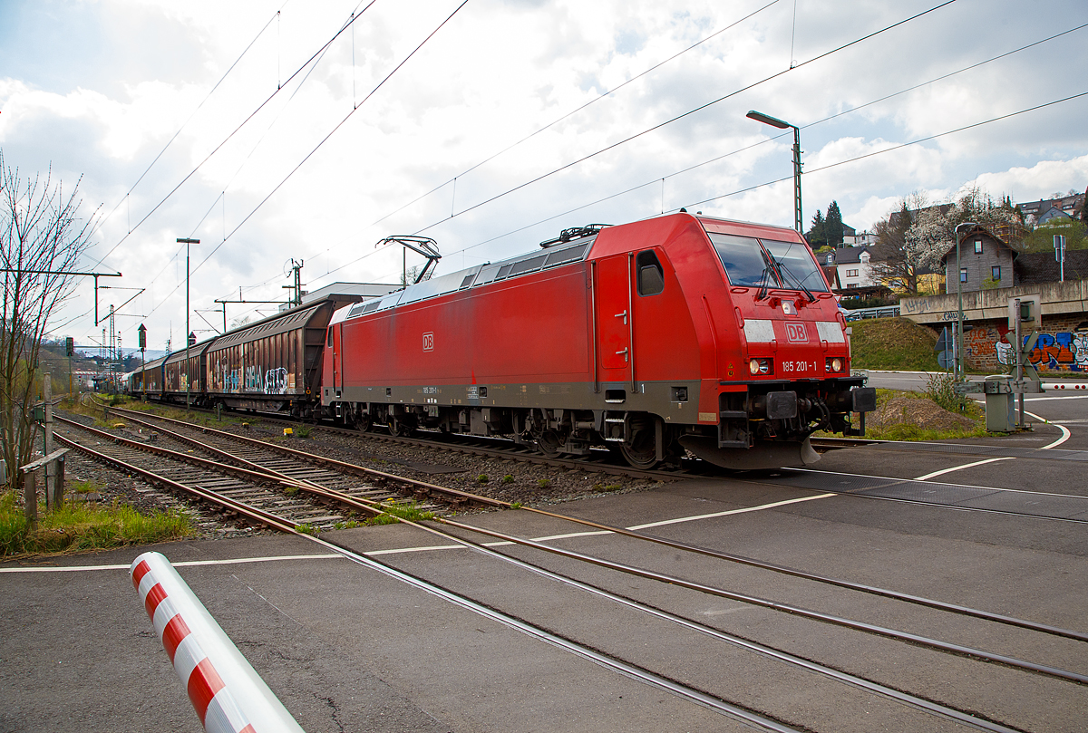 Die erste Bombardier Serien TRAXX F140 AC2.....
Die 185 201-1 (91 80 6185 201-1 D-DB) der DB Cargo Deutschland AG fährt am 14.04.2022 mit einem gemischten Güterzug, auf der Siegstrecke durch Niederschelden (hier noch Niederschelderhütte) in Richtung Siegen Köln.

Die TRAXX F140 AC2 wurde 2004 bei Bombardier in Kassel unter der Fabriknummer 33700 gebaut. Sie war die erste an die DB Cargo AG (damals Railion Deutschland AG) gelieferte der Serie TRAXX F140 AC2. 
