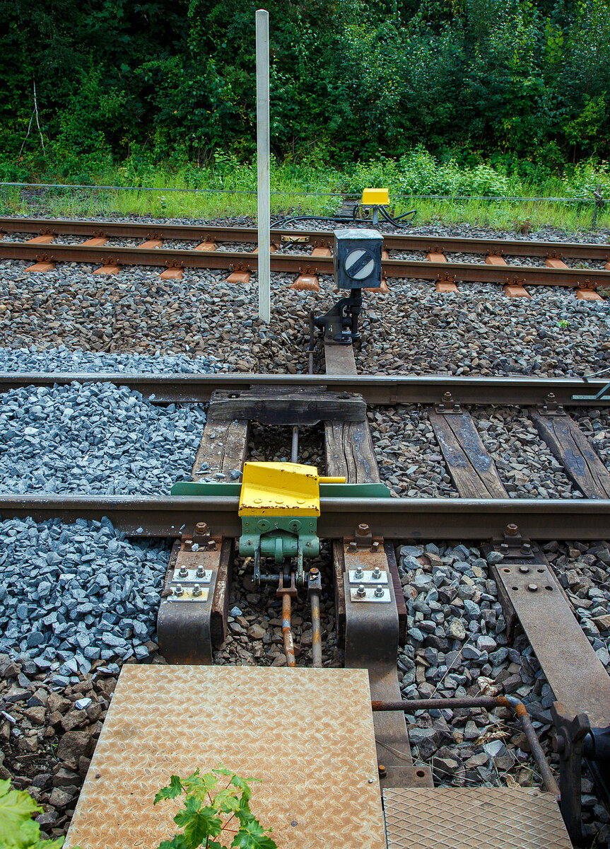 Die (etwas erneuerte) geschlossene Gleissperre zum/vom Rangierbahnhof der KSW (Kreisbahn Siegen-Wittgenstein) in Herdorf der Betriebsstätte FGE -Freien Grunder Eisenbahn (KSW NE447 / DB-Nr. 9275) am 16.08.2023.