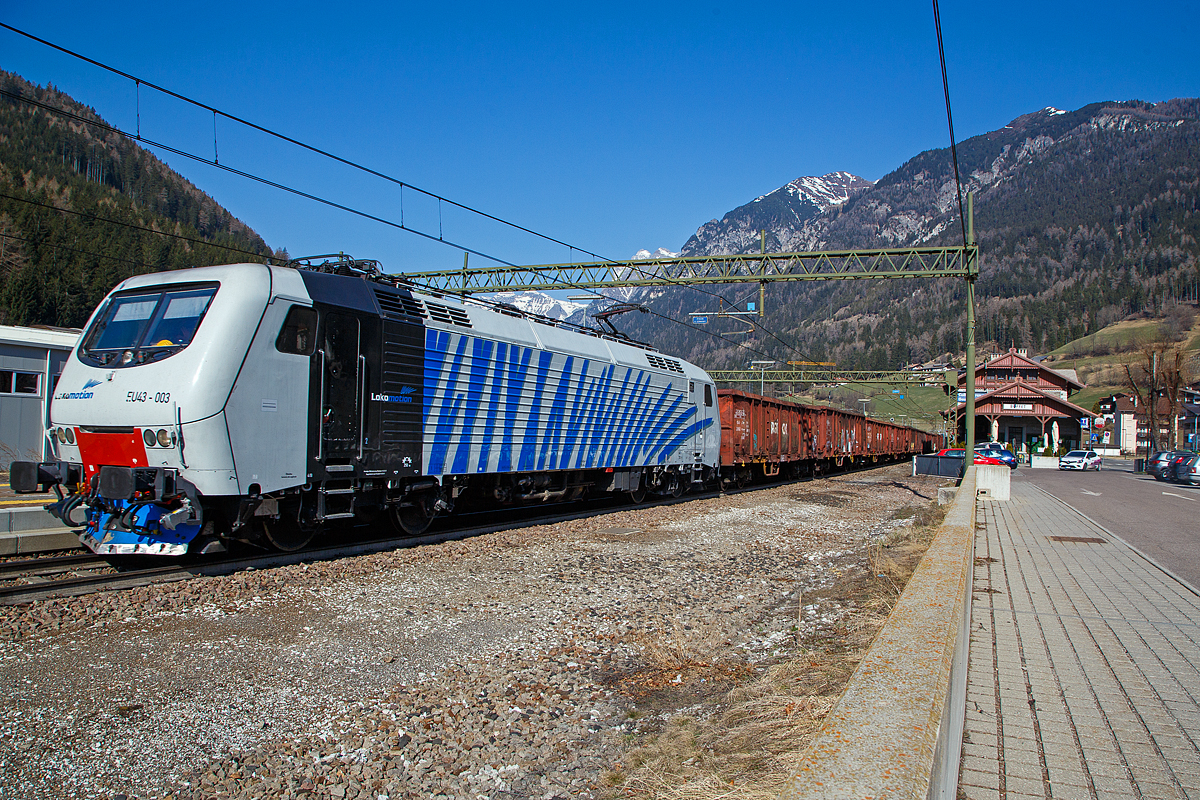 Die EU43 – 003 (91 83 2043 003-9 I-RTC) der Rail Traction Company (RTC) im Lokomotion Design fährt am 28.03.2022 vom Brenner kommend mit einem offenen Güterzug (DB Wagen der Gattung Eanos) durch den Bahnhof Gossensaß/Colle Isarco in Richtung Verona. Nochmal einen lieben Gruß an den netten Lokführer zurück.