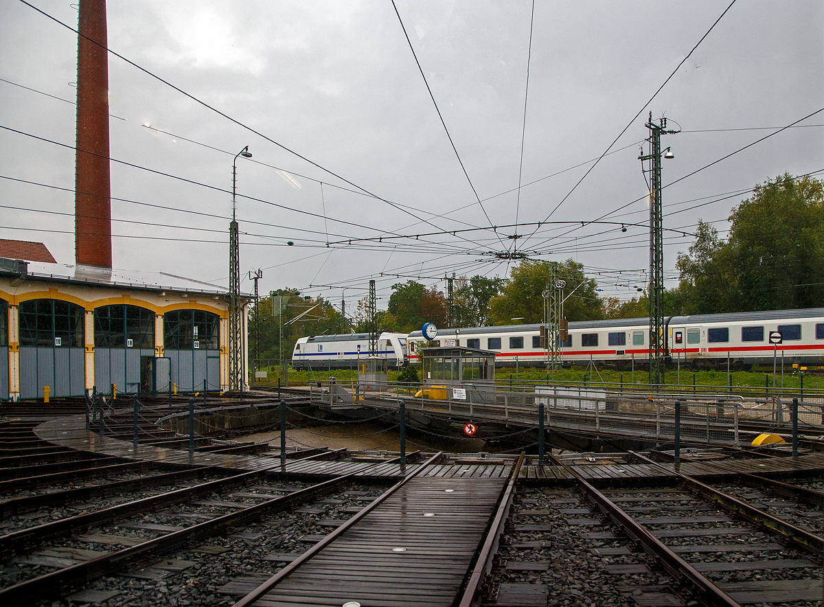 Die Europalok 101 057-8  (91 80 6101 057-8 D-DB)  Bahn f�r Europa  f�hrt (schiebend/Steuerwagen voraus) mit einem IC von Freilassing weiter in Richtung M�nchen. Die Aufnahme wurde aus dem Lokschuppen (durch die Scheibe) der Lokwelt Freilassing gemacht. Im Vordergrund die Drehscheibe, sie hat einen � von 23 m.

Die Lok wurde 1997 von ABB Daimler-Benz Transportation GmbH (ADtranz) in Kassel unter der Fabriknummer 33167 gebaut.
