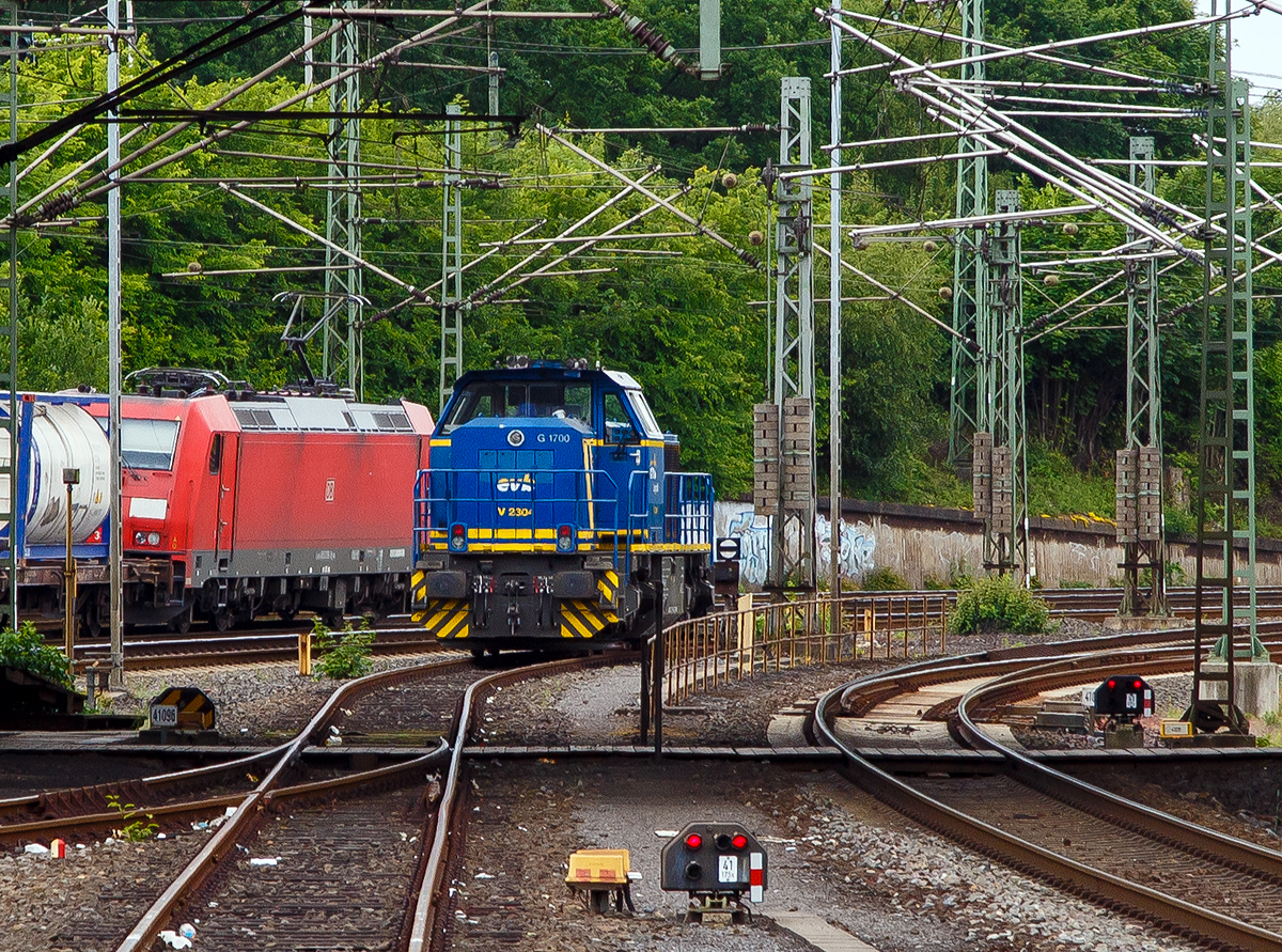 Die evb V 2304 bzw.  277 404 (92 80 1277 404-0 D-EVB), ex MWB V 2304,  eine Vossloh G 1700-2 BB der Eisenbahnen und Verkehrsbetriebe Elbe-Weser (evB), ist am 16.06.2015 beim Bahnhof Hamburg-Harburg abgestellt. Aufgenommen vom Bahnsteig und digital zusätzlich gezoomt (Bildausschnitt). 

Die G 1700-2 BB wurde 2006 von Vossloh in Kiel unter der Fabriknummer 5001593 gebaut und an die MWB - Mittelweserbahn GmbH in Bruchhausen-Vilsen geliefert. Zum September 2013 verlor die MWB die Eigenständigkeit und wurde in die Logistiksparte der Eisenbahnen und Verkehrsbetriebe Elbe-Weser (EVB) integriert.

