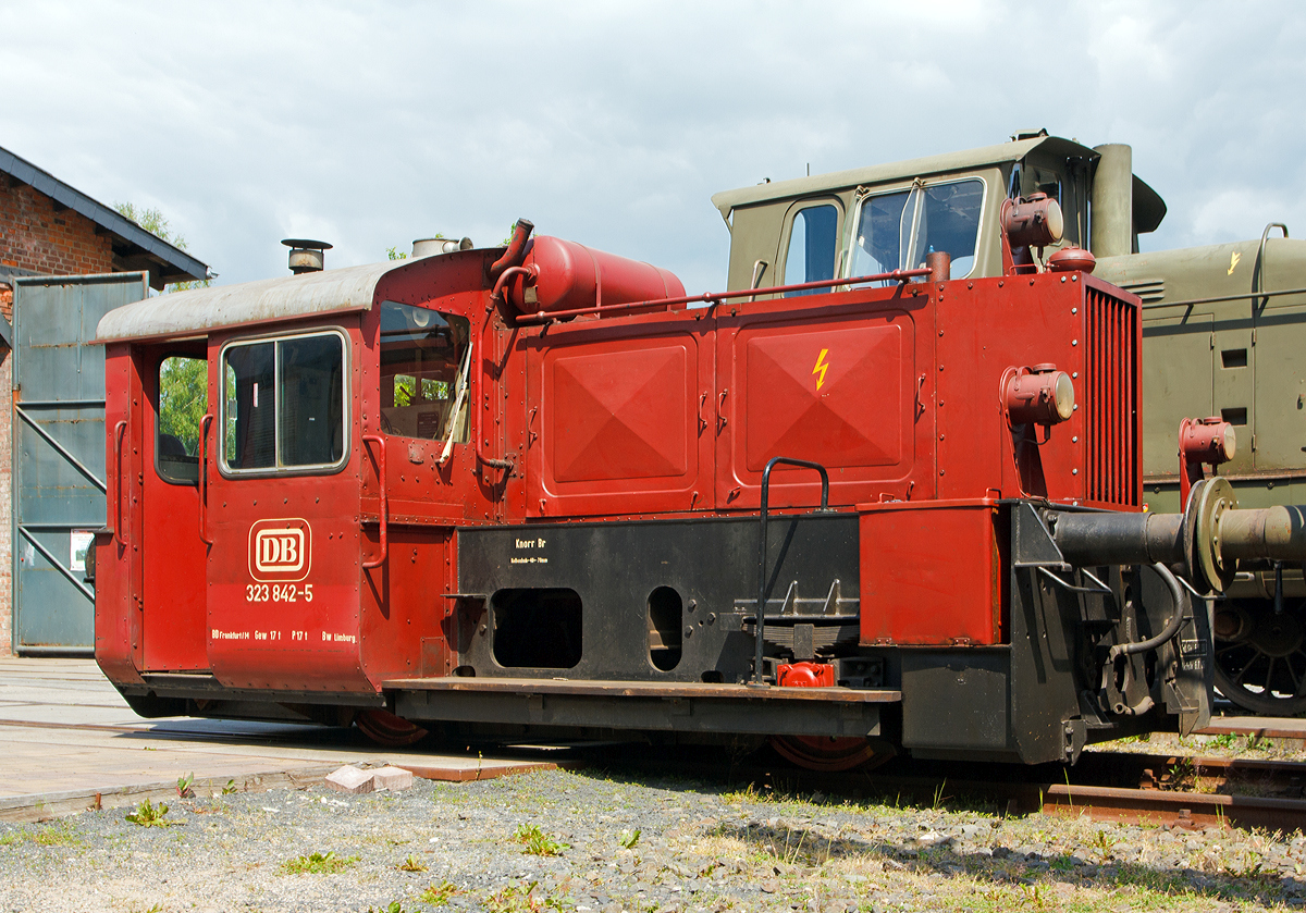 
Die ex DB 323 842-5, ex DB Köf 6772, der Westerwälder Eisenbahnfreunde 44 508 e. V. steht am 18.05.2014 ausgestellt beim Erlebnisbahnhof Westerwald in Westerburg, hier war Museumstag.  

Diese Köf II wurde 1960 unter der Fabriknummer 13210 bei der Firma Jung in Jungenthal bei Kirchen/Sieg gebaut und als Köf 6772 an die DB ausgeliefert. 1968 erfolgte die Umzeichnung in 323 842-5, die Ausmusterung bei der DB erfolgte 1996.

Die 323 842-5 (Jung 13210) war ab 1960 dem BW Wetzlar zugeteilt, ab 1968 wurde das Heimatbetriebswerk das Bw Limburg / Lahn, welches zum 01.12.1991 zur Außenstelle des Bw Gießen wird.

In den Jahren 1932 - 38 beschaffte die Reichsbahn 887 Lokomotiven dieser Baureihe. Durch die Einwirkungen des Krieges stark dezimiert übernahm die spätere Bundesbahn noch 444 Exemplare und ließ, zwischen 1952 und 1965 noch 731 weitere Maschinen der Leistungsgruppe II neu bauen. Diese splitteten sich in die Baureihen 322 - 324. 

Der Antrieb erfolgt Dieselhydraulisch, d.h. die Kraftübertragung erfolgt vom Motor auf ein Voith-Turbogetriebe und von diesem über Rollenketten auf die beiden Achsen. 

Die Hersteller waren Gmeinder, O&K, Krupp, KHD, BMAG, Borsig, Jung und Henschel. Die Baureihe hat nun ausgedient und ist nur noch vereinzelt in div. Museen anzutreffen.



Technische Daten der 323 842-5:
Achsformel : B 
Spurweite: 1435 mm
Länge über Puffer: 6.450 mm
Achsabstand: 
Dienstgewicht: 17 t 
Motor: 6-Zylinder-Kaelble-Dieselmotor 
Leistung:  127 PS
Höchstgeschwindigkeit: 45 km/h 
Anfahrzugkraft: 27,5 kN
