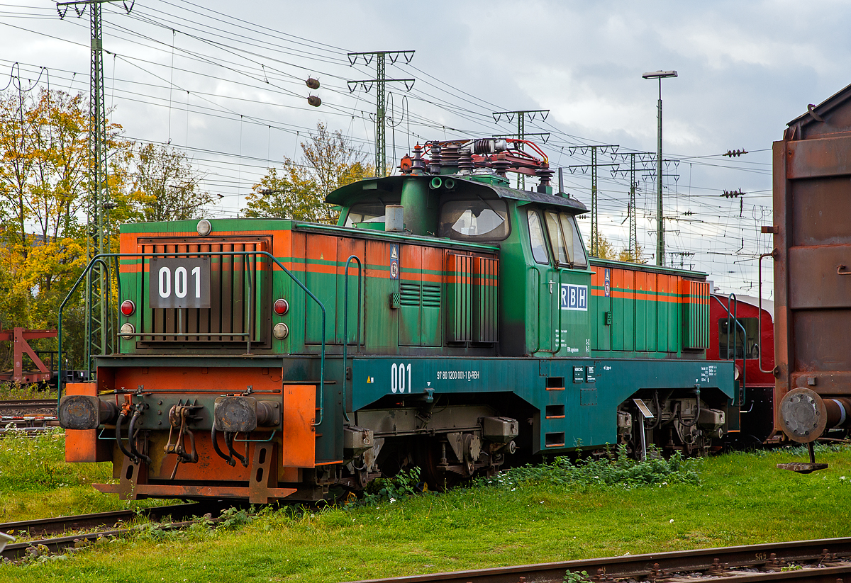 Die ex RBH 001 (97 80 1200 001-1 D-RBH) ehemalig der RBH Logistics GmbH (ex RAG Bahn und Hafen GmbH), ex RAG E 001, am 30.10.2017 im DB Museum Koblenz-Lützel.

Die E 1200 wurde 1976 von Henschel in Kassel unter der Fabriknummer 32090, für die RAG (Ruhrkohle AG), Zechenbahn- und Hafenbetriebe, gebaut, elektrischer Teil (Drehstrom-Leistungsübertragung) ist von BBC.