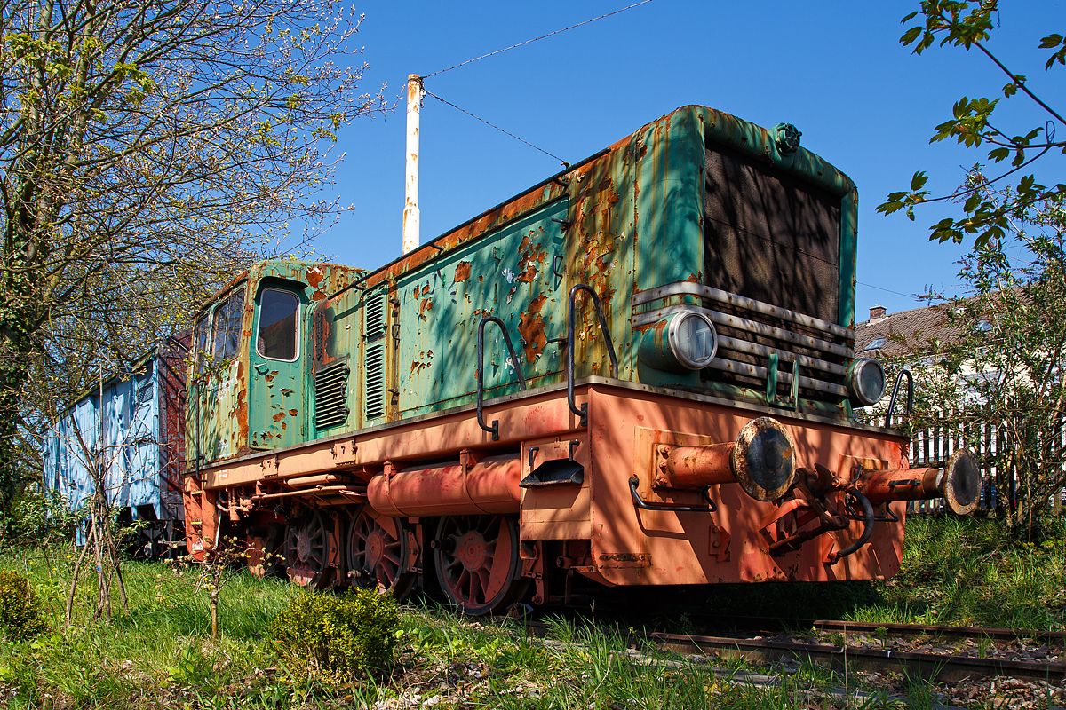 Die ex V 40-5 der Hafenverwaltung Regensburg eine Krauss-Maffei ML 400 C ist am 11.04.2020 in Bonn-Beuel (bei der RSE - Rhein-Sieg-Eisenbahn GmbH) abgestellt.
 
Die Lok wurde 1951von Krauss-Maffei in München-Allach unter der Fabriknummer 17685 gebaut und an die Hafenverwaltung Aschaffenburg als V 40-3 geliefert, bereits ein Jahr später ging sie an die Hafenverwaltung Regensburg als V 40-5, wo sie bis in die 1990er Jahre im Einsatz war.

Die ab 1951gebaute Type ML 400 C gehörte zur 1. Nachkriegsgeneration von Krauss-Maffei und entstammt der Ahnenreihe der bekannten Wehrmachtslokomotive WR 360 C 14 (auch bekannt als V 36). Obwohl Krauss-Maffei weder in die Konstruktion noch in den Bau von Diesellokomotiven aus dem WR-Typenprogramm (Wehrmachtslokomotive  Regelspur) eingebunden war, wurde von den Münchnern bereits kurz nach dem Zweiten Weltkrieg ein Typenprogramm vorgestellt, dessen C-Kuppler und D-Kuppler unübersehbar ihre Wurzeln in dem WR-Programm haben. Die B-Kuppler hingegen, die bis 200 PS Leistung angeboten wurden, waren aus den Einheitslokomotiven der Leistungsgruppe II weiterentwickelt worden.

Die Verwandtschaft zu den WR-Typen ist nicht rein zufällig: Ende der 1940er Jahre wechselten zwei Ingenieure (einer von BMAG und der andere von Deutz) nach München, die sehr tief in die Entwicklung und dem Bau der WR-Typen eingebunden waren. Ein Zeichnungssatz von MaK aus Kiel, den Krauss-Maffei auf Anforderung ausgehändigt bekam, schaffte die Grundlage zur Entwicklung eines eigenen Typenprogrammes.  

Die deutlichsten Unterschiede gegenüber der WR 360 C liegen in der höheren Leistung und in dem geänderten Fahrwerk. Durch die hinten liegende Blindwelle konnte ein symmetrischer Achsstand realisiert werden. Die Leistung stieg auf 400 PS.

Das Endführerhaus und die wuchtige Motorverkleidung stimmen in den Proportionen mit denen der WR 360 C überein. Dementsprechend wurde eine Verbesserung der 
Sichtverhältnisse nicht erreicht.  

Die Kraftübertragung erfolgt vom Dieselmotor der über eine elastische Kupplung das Flüssigkeitsgetriebe Voith L 37V antreibt. Diesem Getriebe ist ein Kegelrad - Wendegetriebe nachgeschaltet, dem das Stufengetriebe folgt. Von dessen Stufenzahnrädern aus erfolgt die Kraftübertragung mittels Stirnradvorgelege auf die Blindwelle, die ihrerseits über Treib- und Kuppelstangen die Achsen antreibt. Bemerkenswert ist, dass der Raddurchmesser der Lokomotiven das alte „bayerische“ Maß von 1.006 mm Durchmesser aufweist, das auch für die Treibräder vieler Lokalbahn-Dampflokomotiven der Bayerischen Staatseisenbahn verwendet worden war.
    
TECHNISCHE DATEN: 
Spurweite: 1.435 mm (Normalspur) 
Achsformel: C 
Länge über Puffer: 8.700 mm
Fester Radstand: 3.000 mm
Raddurchmesser : 1.006 mm (neu)
Kleinster bef. Halbmesser:  50 m
Eigengewicht: 48 t 
Leistung: 400 PS 
Höchstgeschwindigkeit: 47 km/h
Sie war auf der Bundesbahn nicht zugelassen
