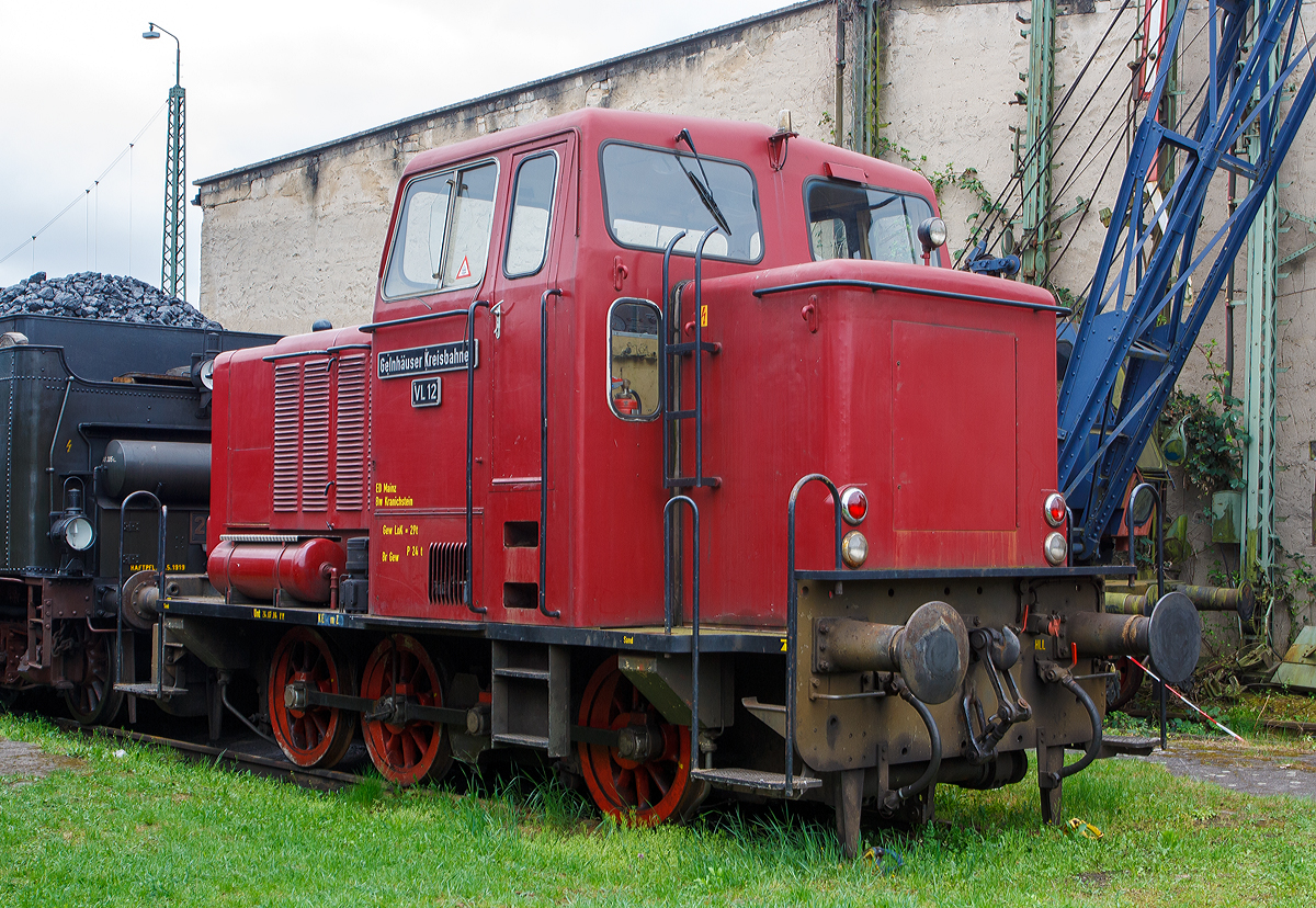 
Die ex VL 12 der Gelnhäuser Kreisbahnen, eine MaK 240 C am 28.04.2014 im Eisenbahnmuseum Darmstadt-Kranichstein.

Die Lok wurde 1958 von MaK in Kiel unter der Fabriknummer 220037 gebaut und an die Gelnhäuser Kreisbahnen (Wächtersbach) geliefert, später Kreiswerke Gelnhausen GmbH, Verkehrsbetrieb Bad Orb, Bad Orber Kleinbahn.

Die MaK 240 B und MaK 240 C sind zwei Typen von 
Diesellokomotiven mit Stangenantrieb, die die Firma MaK in den 1950er und 1960er Jahren für Privat- und Werkbahnen baute. Die beiden bis auf das Fahrwerk baugleichen Loktypen sind die kleinsten Typen der sogenannten MaK-Stangenlokomotiven.

Die Bauart 240 B verfügt über zwei, die 240 C hingegen über drei Treibradsätze. Die Verwendung eines dritten Treibradsatzes bei der 240 C diente der Verringerung der Radsatzlast von 14 t auf 10 t und zugleich der Erhöhung der Zugkraft. Beide Bauarten wurden bereits im ersten Typenprogramm der MaK ab 1954 angeboten. Die erste MaK 240 B verließ die Werkhallen noch im gleichen Jahr, die erste MaK 240 C folgte ein Jahr später.

Die Loks sind auf einem aus Walzprofilen und Stahlblechen verschweißten Rahmen aufgebaut. Der Motor samt Kühlanlage ist unter dem langen Vorbau, das Getriebe unter dem Führerhaus sowie die Kraftstoffbehälter und verschiedene Hilfsaggregate unter dem kürzeren Vorbau angeordnet. Eine Vorrichtung zur Zugheizung wurde nicht angeboten, da die Maschinen nicht für den Einsatz vor Personenzügen, sondern in erster Linie auf Werksbahnen vorgesehen waren.

Angetrieben werden beide Ausführungen von einem MaK-Sechszylinder-Dieselmotor des Typs MS 24 mit 240 PS (177 kW) bei 1.000/min, einer deutlich höheren Nenndrehzahl als die bei den übrigen MaK-Stangenlokomotiven verbauten langsamlaufenden Dieselmotoren mit maximal 750/min. Wie auch bei den anderen Baureihen des Typenbaukastens erfolgt die Kraftübertragung vom Motor über ein dieselhydraulisches Getriebe, bei diesen hier ein Voith Typ L 33 yUb. Der Antrieb der Treibachsen erfolgt ebenfalls wie bei den größeren Baureihen des Stangenlokbauprogramms von der als Blindwelle ausgeführten Abtriebswelle des dem hydrodynamischen Getriebeteil nachgeschalteten mechanischen Zweigangstufen- und Wendegetriebeteiles aus über Kuppelstangen auf die fest im Rahmen gelagerten Radsätze. Die Blindwelle ist bei der 240 B mittig und bei der 240 C zwischen dem zweiten und dritten Radsatz angeordnet.

Das Dienstgewicht liegt bei verschiedenen Bauausführungen zwischen 28 und 36 t, Um das höhere Gewicht zu realisieren, wurde die Pufferbohle durch Gewichte ergänzt, was zur Folge hat, dass dadurch auch die Länge von 7.700 bis 8.100 mm variiert. Die Höchstgeschwindigkeit liegt im Streckengang bei 56 km/h und im Rangiergang bei 28 km/h. Der Tankinhalt beträgt je nach Ausführung zwischen 300 und 1000 l.

Zunächst wurden die 240 B und 240 C mit den gleichen Führerhäusern wie die größeren Typen ausgeliefert, ab 1958 wurde eine modernisierte Bauform aufgebaut, wie bei dieser Lok hier.

Insgesamt wurden 14 Lokomotiven der Bauart 240 C und 55 der Bauart 240 B gebaut. 

TECHNISCHE DATEN dieser Mak 240 C:
Spurweite: 1.435 mm (Normalspur)
Achsfolge: C
Länge über Puffer: 7.700 mm
Dienstgewicht: 29t
größte Breite: 2.930 mm
größte Höhe über SOK:3800 mm
Raddurchmesser neu: 950 mm
kleinster befahrbarer Gleisbogen: 65 m

Motor: MaK Sechszylinder-Diesel-Reihenmotor des Typs MS 24
Hubraum: 36l
Motorleistung:  240 PS (177 kW) bei 1.000 1/min
Getriebe:  Voith Typ L 33 yUb
Höchstgeschwindigkeit: 56 km/h (Streckengang) / 28 km/h (Rangiergang)
Antriebsart: Dieselhydraulisch über Blindwelle und Kuppelstangen
Treibstoffvorrat: 1000l