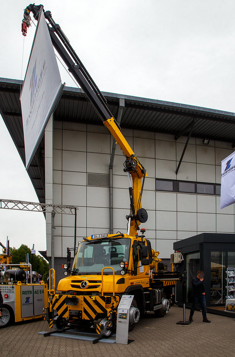 Die Firma G. Zwiehoff GmbH Zweiwege-Fahrzeuge aus Rosenheim präsentiert auf der 28. Internationale Ausstellung Fahrwegtechnik (iaf) in Münster, hier am 31 Mai 2022, u.a. den zum 2-Wege Mercedes-Benz Unimog U 423 umgebauten Kraftpaket ist mit der üblichen Schienenführung zum Rangieren, sowie mit HIAB X-HiDuo 118 Ladekran, für die Stadtwerk Schweinfurt, Kleinwagen Nr. D-ZWIEH 99 80 9907 058-6.

Hohe Zugkraft
Der Unimog mit Schienenführung ist ein wahres Kraftpaket. Durch die Nutzung des hohen Reibwertes zwischen Gummireifen und Stahlschiene werden hohe Zug- und Bremskräfte erreicht. Schwere Rangierarbeiten bis 1000 t Anhängelast bewältigt der Unimog mühelos und zuverlässig. Die Wandlerschaltkupplung des Unimogs mit halbautomatischem Schaltgetriebe ermöglicht ruckfreie Zugarbeiten und eine optimale Umsetzung der Motorleistung in hohe Zugkräfte - mit wenigen Schaltvorgängen und ohne dabei kuppeln zu müssen.

Zweiwege-Ausrüstung
Beim Einsatz als Rangierfahrzeug wird der Unimog zusätzlich zu einer Signallicht- und Warnanlage mit einer Eisenbahnwagen-Bremsanlage ausgestattet. Durch schnelles Befüllen der Luftbehälter wird ein zügiger und sicherer Rangierbetrieb gewährleistet.

TECHNISCHE DATEN;
Spurweiten: 1.435 mm (von 1.435 bis 1676 mm lieferbar)
Schienen Laufraddurchmesser: 400 mm
Basisfahrzeug Typ U423
Leistung: 170 kW (231 PS)
Emmisionsklasse: Euro 6
Eigengewicht: 12.800 kg
Zul. Gesamtgewicht: 13.000 kg
Abmessungen L x B x H: 5.500 x 2300 x 3000 mm
Getriebe: je 8 Vor- und Rückwärtsgänge
Kupplung: Wandlerschaltkupplung
Achsabstand (Straße): 3.000 mm 
Geschwindigkeiten: Straße max. 90 km/h / Schiene max. 25 km/h 
Fahrantrieb / Abbremsung:  über die UNIMOG-Räder
Eisenbahnwagen-Bremsanlage: Komplettsystem Knorr, Ölfreier Kompressor – (8 Jahre wartungsfrei), Extrem kurzer Druckluftkessel-Füllvorgang

