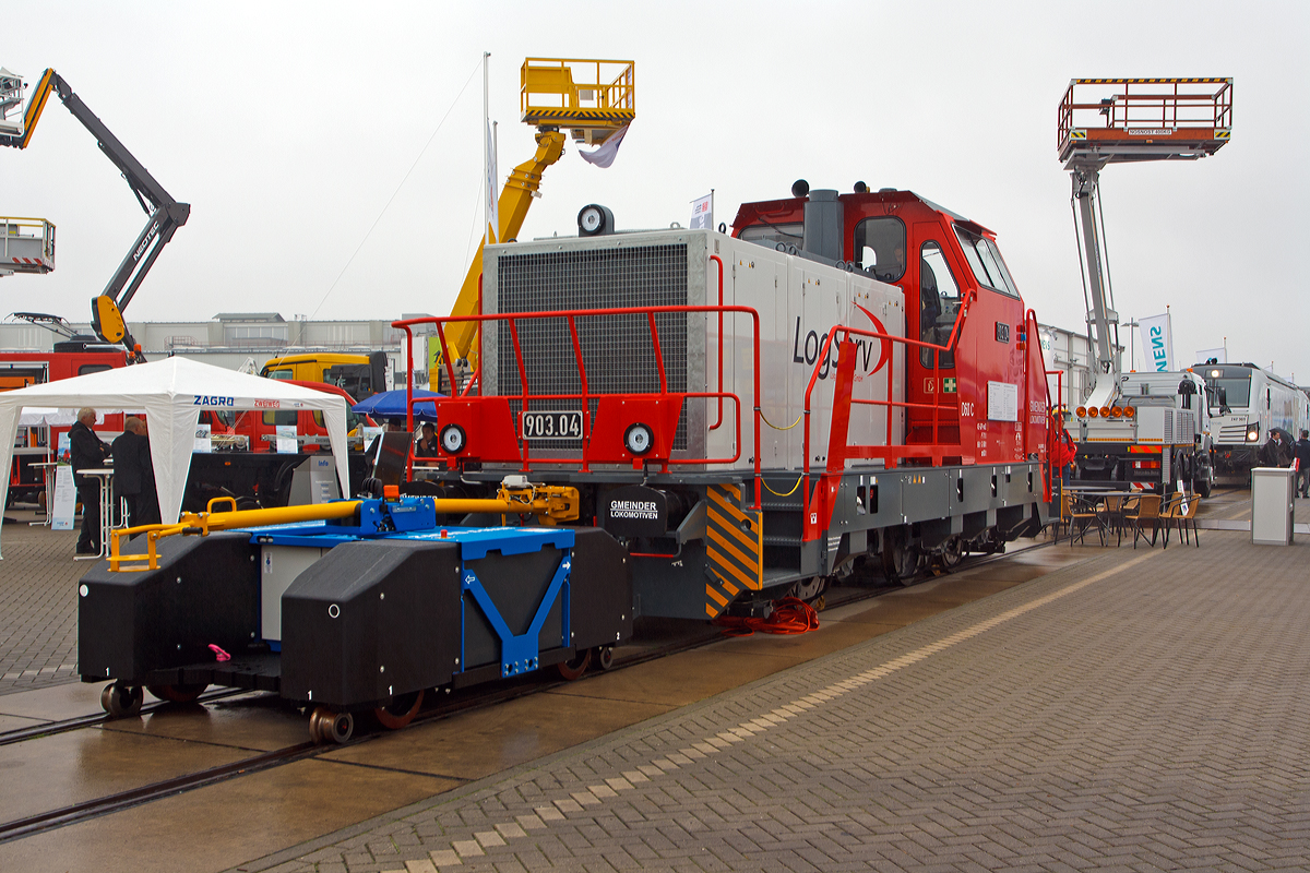 Die Firma Gmeinder Lokomotivenfabrik GmbH aus Mosbach/Baden (ein Unternehmen der ZAGRO Bahn- und Baumaschinen GmbH) präsentierte auf der InnoTrans 2014 in Berlin (26.09.2014) mit der LogServ 903.04 die vierte Gmeinder D 60 C für die Logistik Service GmbH in Linz ein 100% Tochter der voestalpine Stahl GmbH. Aktuell (Stand  2019 wurden 8 dreiachsige Werksbahnloks des Typs D60 C an LogServ geliefert. LogServ wickelt den kompletten eisenbahntechnischen Logistikumfang für die voestalpine AG ab

Die Lokomotive 903.04 wurde 2014 von Gmeinder in Mosbach unter der Fabriknummer 5771 gebaut, auf der InnoTrans2014 ausgestellt und an die Logistik Service GmbH in Linz (Österreich) geliefert. Es handelt sich dabei um eine dreiachsige Rangierlokomotive vom Typ D60 C mit hydrodynamischer Kraftübertragung. Bei LogServ trägt die Lokomotive die Betriebsnummer 903.04, was besagt, dass es sich um eine Lokomotive mit 900 PS und drei Achsen sowie um die 4. Lokomotive dieses Typs handelt.

Kompakt und Leistungsstark
In vielen Stahlwerken ist die Länge der Gleisanlagen begrenzt, die Anforderungen an die Leistung der Rangierlokomotiven aber sehr hoch. Hier ist die dreiachsige D60 C die passende Lösung. Der große Tank ermöglicht einen ununterbrochenen Einsatz rund um die Uhr.



 



TECHNISCHE DATEN:
Spurweite: 	1.435 mm (Normalspur)
Achsformel: C
Länge über Puffer: 10.760 mm
Breite: 3.080 mm
Höhe: 4.255 mm
Gesamtachsstand: 4.400 mm
Raddurchmesser: 1.000 mm (neu) / 920 mm (abgenutzt)
Gesamtgewicht.	67,5 t
Höchstgeschwindigkeit:  40 km/h
Kleinste Dauerfahrgeschwindigkeit: ca. 6,0 km/h
Motorentyp: MTU 12V 1600 R50 Stage IIIB (wahlweise auch CATERPILLAR möglich)
Installierte Leistung: 690 PS 
Nenndrehzahl: 1900 U/min
Anfahrzugkraft	218 kN
Leistungsübertragung: hydraulisch (Voith-Turbogetriebe L 3r4 zeU2)
Minimaler Kurvenradius: 60 m
Fahrzeugbegrenzung: UIC 505-1
Betriebsvorräte: 2.400 l Dieselkraft / 320 kg Sand
Bremse:  KE-GPmZ (D)
