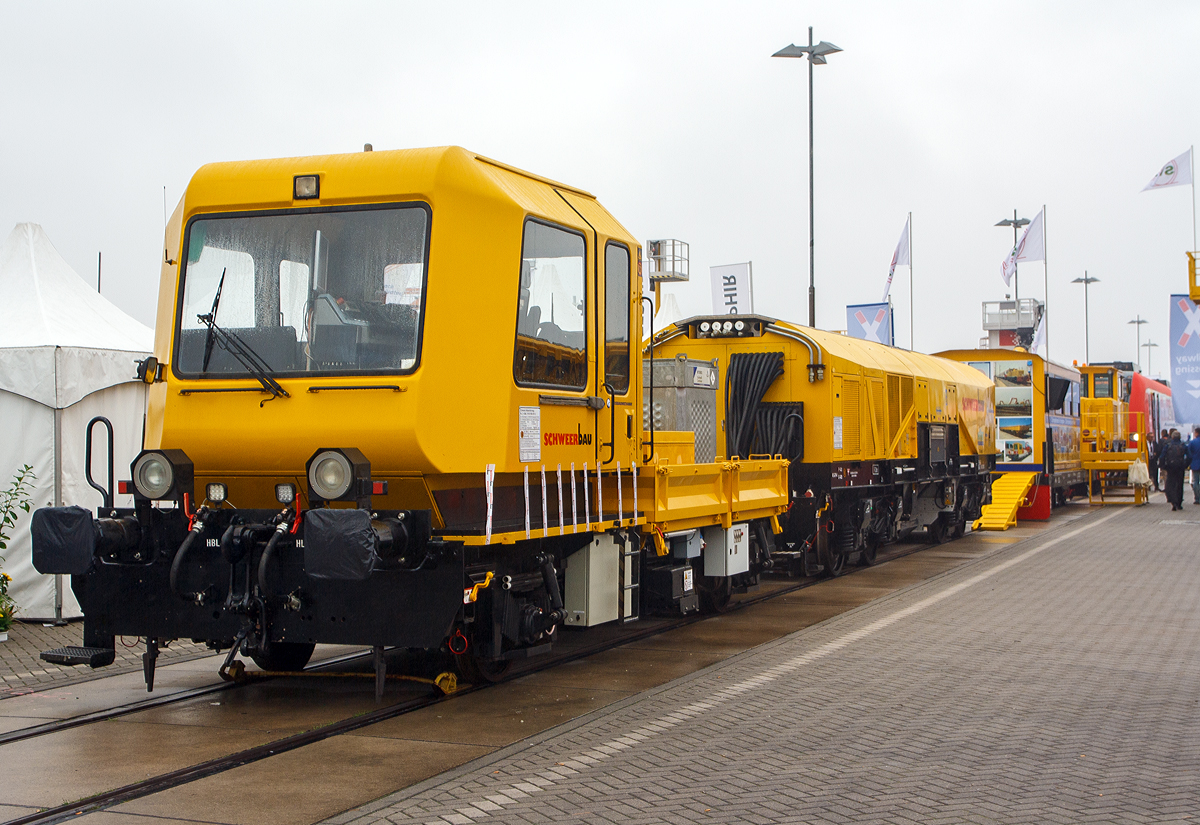 
Die Firma Schweerbau präsentierte auf dem Freigelände auf der Inno Trans 2014 in Berlin (26.09.2014) ihren Drehhobel D-HOB 2500. Die Einheit besteht hier aus dem Steuerwagen (Schweres Nebenfahrzeug-Nr. D-SBAU 99 80 9580 001-1) einem ursprünglichen GAF 100 R und dem Technologieträger D-HOB 2500 (Drehhobel) (Schweres Nebenfahrzeug-Nr. D-SBAU 99 80 9 427 010-0), der zugehörige Spänewagen wurde nicht gezeigt. Bei dem Einsatz bei U-Bahnen würden anstelle des Steuerwagens zwei Kleinloks vor und hinter dem Hobel eingesetzt.

Bereits 2012 stellte die Firma Schweerbau GmbH & Co. KG erstmals ein neues Bearbeitungsverfahren, das Drehhobeln, vor. Zusammen mit den Firmen Mevert Maschinenbau GmbH für die Arbeitstechnologie und der Gleisbaumechanik Brandenburg/H. GmbH für die Fahrzeugtechnik wurde der Technologieträger D-HOB 2500 entwickelt.

Die neue Technologie vereint sowohl die Vorzüge des Fräsens und des Hobelns und verringert die Nachteile der einzelnen Verfahren. Mit der Maschine ist ein computergesteuertes Drehhobeln ohne Staub- und Funkenbildung möglich. Dabei können sowohl oberflächennahe als auch tieferliegende Schienenfehler behoben werden. Charakteristisch für die neue Technologie sind die sich drehenden, einzeln positionierbaren Werkzeuge. Weiterhin können die Zielprofile für jede Schiene separat auch während des Drehhobelprozesses angepasst werden. In dem Drehhobelaggregat sind 32 Kassetten mit je sieben geraden und einer bogenförmigen Hobelplatte angebracht, die in ihrer Gesamtheit die Soll-Kontur des Schienenkopfprofils zeigen. Durch die neue Technologie wird erstmalig auch eine nahezu komplette maschinelle Bearbeitung von Weichen ermöglicht. Bei einer Arbeitsgeschwindigkeit von 300 bis 1.500 m/h werden Späne direkt am Drehhobel abgesaugt und in einen Späne-Sammelbehälter geleitet. 

Der Drehhobel D-HOB 2500 ist ein auf zwei 2-achsigen Drehgestellen laufendes Fahrzeug, das bewusst so ausgelegt wurde, dass ein Einsatz sowohl auf Vollbahnen als auch in verschiedenen Metro-Netzen, z.B. Paris, London, möglich ist. Im Bereich der Deutschen Bahn dürfen Strecken mit einer zugelassen Höchstgeschwindigkeit bis 300 km/h bearbeitet werden. 

Die Maschine besitzt einen eigenen Arbeitsantrieb mit einer Höchstgeschwindigkeit von 15 km/h und die Überführung kann mit einer Höchstgeschwindigkeit von max. 100 km/h erfolgen. 

Die Rüstzeit von Transport- in Arbeitsstellung (und umgekehrt) dauert nur drei Minuten, da die Aggregate lediglich nach unten abgesenkt und anschließend nach außen gefahren werden bevor sie auf dem Schienenkopf aufsetzen.

Technische Daten Steuerwagen (D-SBAU 99 80 9580 001-1):
Anzahl der Achsen: 2
Länge über Puffer: 9.080 mm
Breite: 2.600 mm
Höhe: 3.910 mm
Gewicht: 16 t
Höchstgeschwindigkeit: 100 km/h

Technische Daten Drehhobel D-HOB 2500:
Anzahl der Achsen: 4 in zwei Drehgestellen
Länge über Puffer: 11.340 mm
Breite: 2.540 mm
Höhe: 2.833 mm
Gewicht: 47 t
Motorleistung: 354 kW
Höchstgeschwindigkeit: 100 km/h
Anzahl der Drehhobelaggregate: 2 Einheiten a Ø 1.400 mm
