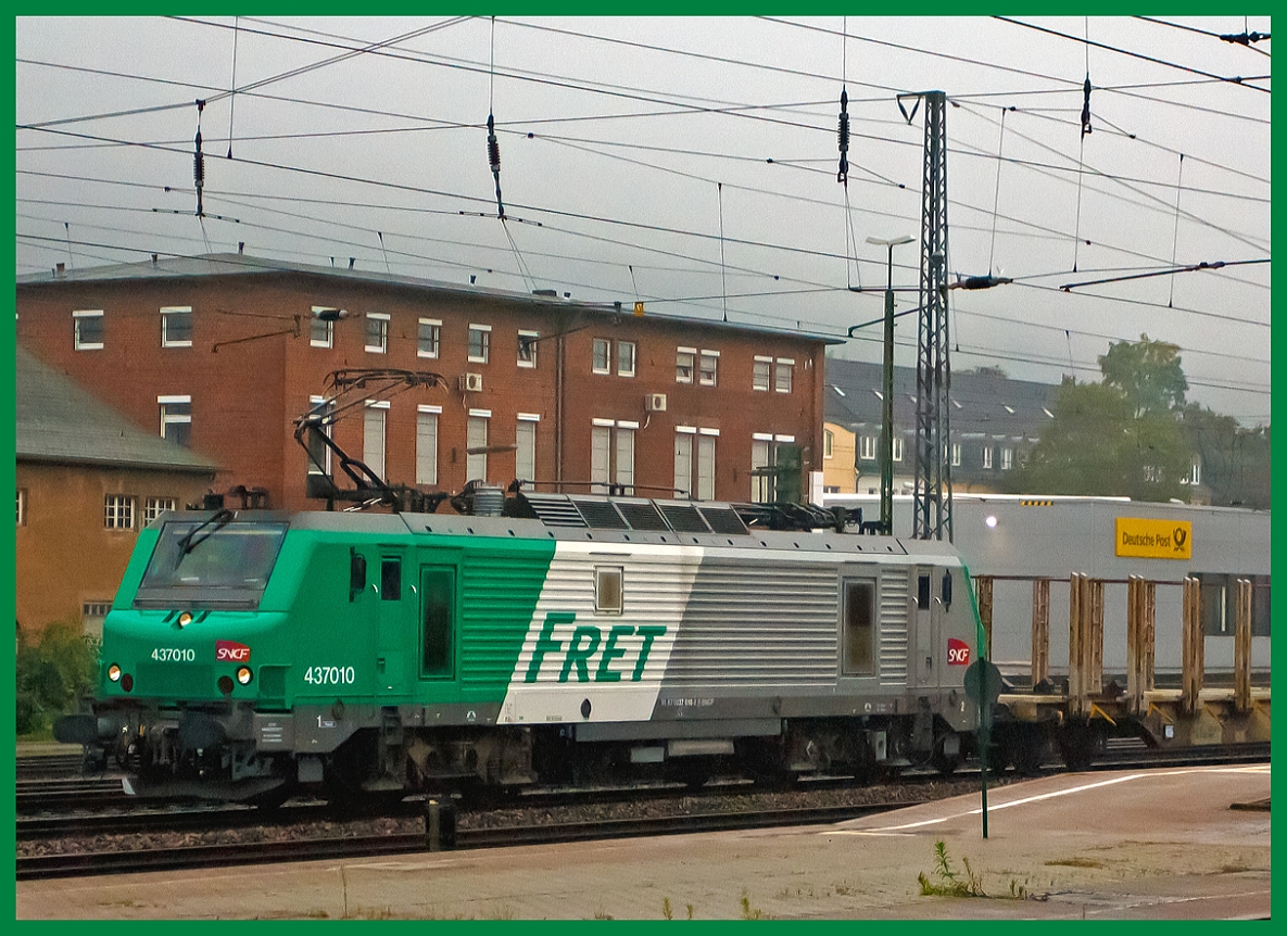 
Die Fret SNCF 437010 zieht am fr�hen Morgen des 05.10.2013 bei Regen einen G�terzug durch den Hbf Trier. 
Die Prima EL3U (AKIEM BB 37000) wurde 2004 von  Alstom unter der Fabriknummer FRET T 010 gebaut und an die Fret SNCF geliefert.
Sie tr�gt die kompl. NVR-Nummer 91 87 0037 010-2 F-SNCF

Technische Daten:
Achsformel:  Bo’Bo’
L�nge �ber Puffer:  19.520 mm
H�he:  4.310 mm
Breite:  2.857 mm
Dienstgewicht:  89 t
H�chstgeschwindigkeit:  140 km/h (in F) / 120 km/h (in D und CH)
Dauerleistung:  4.200 kW
Anfahrzugkraft:  320 kN
Stromsystem:  1,5 kV= / 25 kV, 50 Hz AC sowie 15 kV, 16,7 Hz AC
Anzahl der Fahrmotoren:  4

Insgesamt wurden 90 Maschinen (BB 37000/BB37500) gebaut.