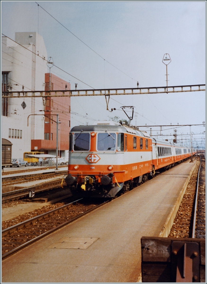 Die frisch aus der in Bellinzoa erhalten R3 zur�ckgekehrte SBB Re 4/4 II 11106 f�hrt mit dem IC 126 in Aarau durch. Der  Swiss-Express  EW III Zug ist auf dem Weg von St. Gallen nach Gen�ve.
Die Lok war damals zwanzig Jahre alt und die letzte der sechs Prototypen Re 4/4 II. Zu meiner �berraschung stellte ich fest, dass die Lok schon damals mit einem Einholmstromabnehmer unterwegs war.

Analogbild vom 14. Sept. 1984