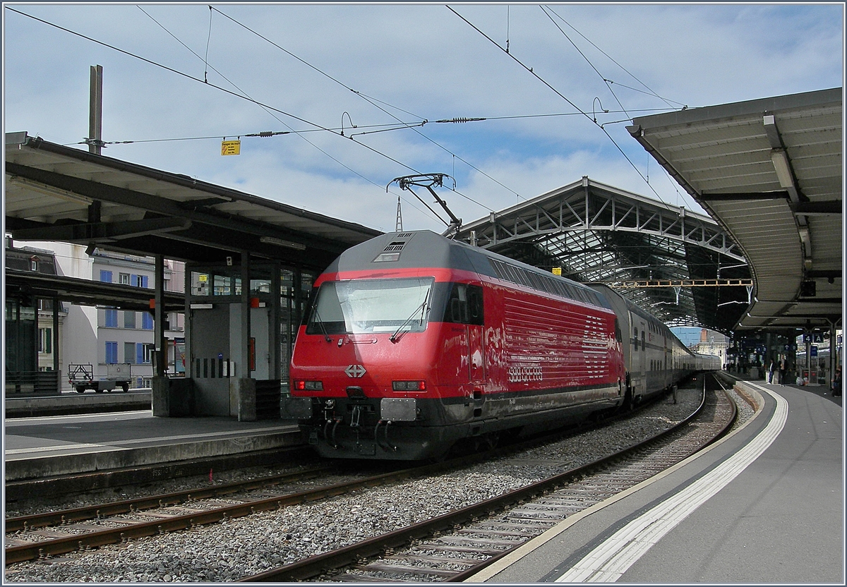 Die frisch revidierte SBB Re 460  041 (UIC 91 85 4 460 041-7 CH-SBB) beim kurzen Halt mit ihrem IC1 in Lausanne.
11. April 2018