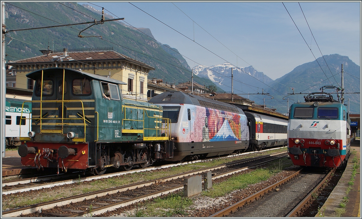 Die FS Diesellok verschiebt die SBB Re 460 in Wechselstromteil von Domodossola. 
Rechts wartet schon die FS 444 043 welche den EC 329 übernehmen wird.
13. Mai 2015
