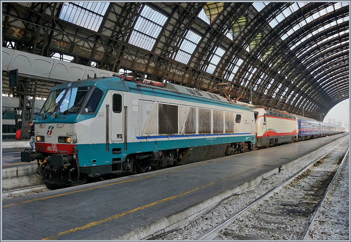 Die FS E 402A (E402.043) und 402B sind mit ihrem Nightjet 233 von Wien in Milano eingetroffen.
16. Nov. 2017 
