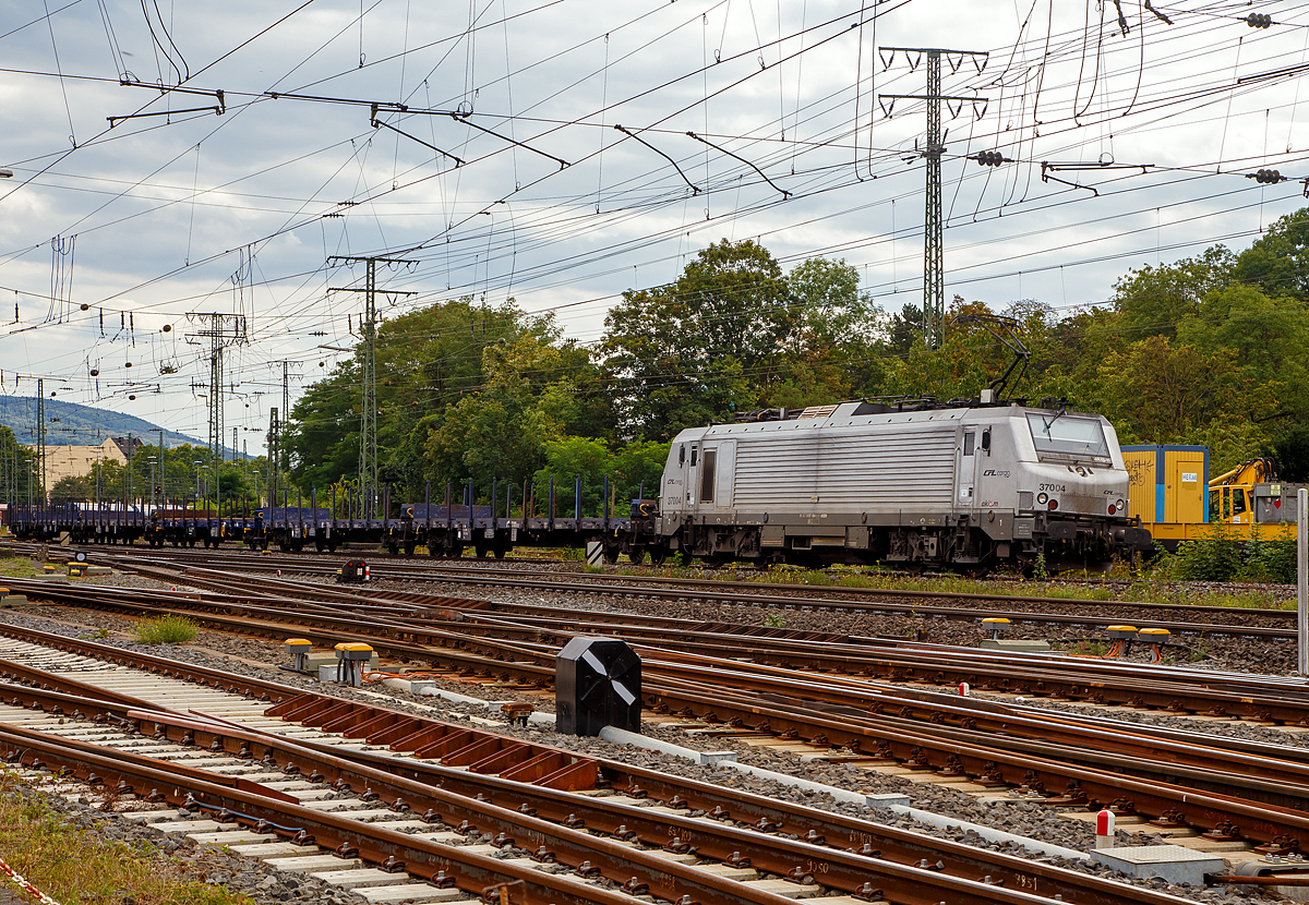 
Die für die CFL Cargo fahrende Alstom Prima 37004 (91 87 0037 004-5 F-AKIEM) der Akiem, ex Fret SNCF 437004, fährt am 04.09.2020 mit einem leeren Flachwagenzug durch Koblenz-Lützel in Richtung Norden.

Die Mehrsystemlok Alstom Prima EL3U/4 wurde 2004 unter der Fabriknummer FRET T 004 von Alstom gebaut und an die Fret SNCF geliefert. Sie hat die Zulassungen für Frankreich und Deutschland.