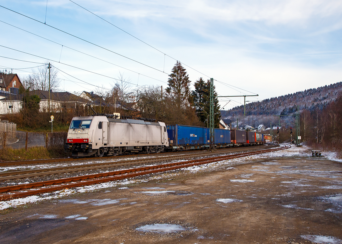 Die f�r die Crossrail fahrende 186 909 (91 83 2186 909-4 I-XRAIL) f�hrt am 19.01.2019 einem KLV-Zug durch Mudersbach/Sieg in Richtung K�ln.

Die TRAXX F140 MS wurde 2008 von Bombardier in Kassel unter der Fabriknummer 34370 gebaut. Sie hat die Zulassungen f�r Deutschland, �sterreich, Schweiz und Italien.
