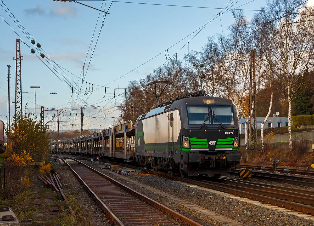 
Die für die LTE (Logistik- und Transport- GmbH, Graz) fahrende Siemens Vectron MS der ELL - European Locomotive Leasing 193 270 (91 80 6193 270-6 D-ELOC) fährt am 29.11.2019 mit einem leeren Autotransportzug durch Kreuztal in Richtung Süden.

Die Vectron MS wurde 2016 von Siemens Mobilitiy in München unter der Fabriknummer 22012 gebaut und an die ELL - European Locomotive Leasing geliefert, die sie an die TX Logistik AG vermietet hat. Diese Vectron Lokomotive ist als MS – Lokomotive (Multisystem-Variante) mit 6.400 kW konzipiert und zugelassen für Deutschland, Österreich, Ungarn, Polen, Tschechien, Slowakei und Rumänien.

Die Vectron MS hat folgende Leistungen:
Unter 15kV, 16,7Hz und 25kV, 50Hz Wechselstrom mit 6.400kW;
unter 3kV Gleichstrom mit 6.000kW sowie
unter 1,5kV Gleichstrom 3.500kW