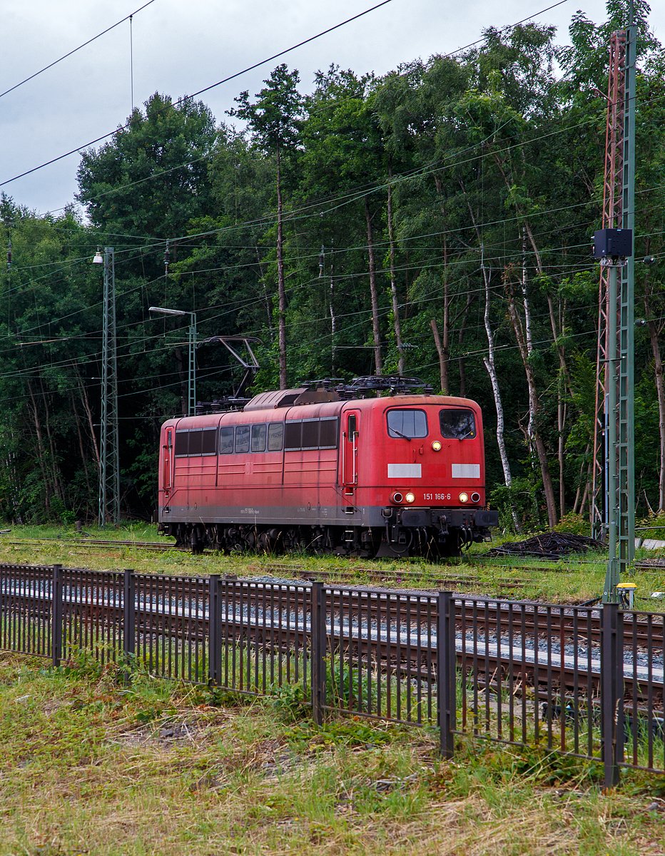 Die für den Nachschiebedienst an die DB Cargo vermietete und in (Lennestadt) Altenhundem stationierte 151 166-6 (91 80 6151 166-6 D-Rpool) der Railpool GmbH (München), erwartet am 29.06.2020 einen neuen Einsatz.

Die Lok wurde 1977 von Henschel & Sohn in Kassel unter der Fabriknummer 32136 gebaut und an die Deutsche Bundesbahn geliefert. Bis 31.12.2016 gehörte sie zur DB Cargo AG. Zum 01.01.2017 wurden je 100 sechsachsige elektrische Altbau-Lokomotiven der Baureihen 151 und 155 an ein Konsortium aus dem Lokvermieter Railpool verkauft. Die DB Cargo mietet daraufhin 100 Loks von Railpool wieder an. Die anderen Maschinen werden dem freien Markt angeboten.
