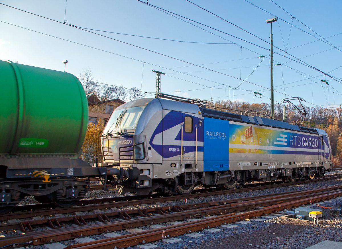 
Die für die Rurtalbahn Cargo GmbH fahrende Vectron 193 824-0 (91 80 6193 824-0 D-Rpool) fährt am 30.11.2019 mit einem Kesselwagenzug durch Betzdorf/Sieg in Richtung Köln.

Die Vectron AC (200 km/h - 6.4 MW) wurde 2016 von Siemens Mobilitiy in München unter der Fabriknummer 22054 gebaut. Sie hat die Zulassung für D/ A und H (RO durchgestrichen).