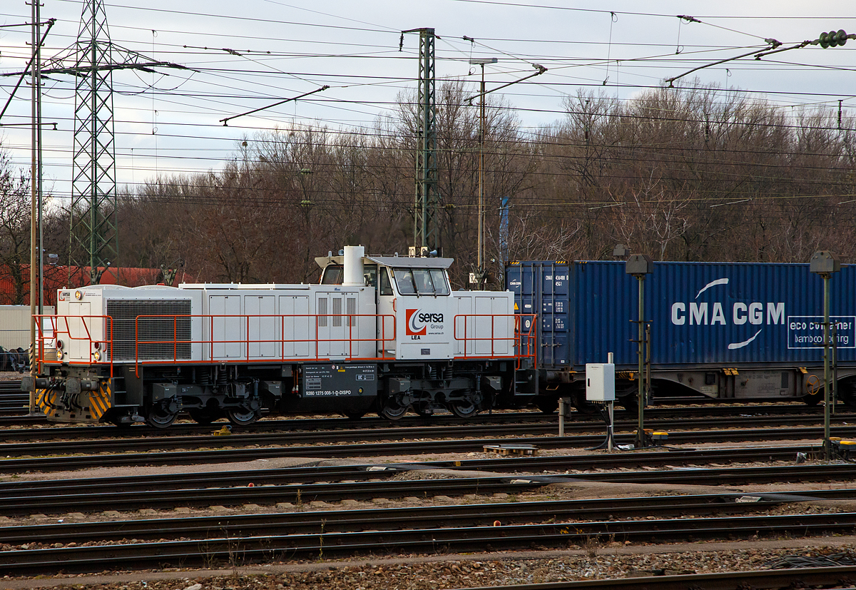 
Die f�r die Sersa Group fahrende  LEA   275 008-1 (92 80 1275 008-1 D-DISPO) am 28.12.2017 mit einem Containerzug im Bahnhof Weil am Rhein.  

Die Vossloh G 1206 wurde 2007 unter der Fabriknummer 5001676 gebaut.