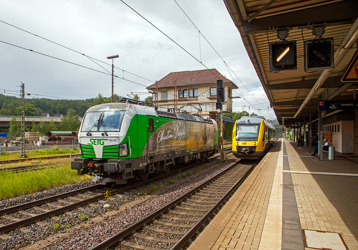 Die für die SETG - Salzburger Eisenbahn Transportlogistik GmbH (Salzburg) fahrende 193 831-5 „Christian Doppler“ (91 80 6193 831-5 D-ELOC), eine Siemens Vectron AC der ELL - European Locomotive Leasing (Wien) rauscht am 09.06.2022, als Lz  bzw. auf Tfzf (Triebfahrzeugfahrt), durch den Bahnhof Kreuztal in Richtung Siegen. Ziel war Betzdorf (Sieg) wo ein Holzzug abgeholt wurde.

Die Siemens Vectron AC wurde 2014 von Siemens Mobilitiy in München unter der Fabriknummer 21844 gebaut. Die Lok mit einer Leistung von 6,4 MW hat eine Höchstgeschwindigkeit 160 km/h und die Zulassungen für D, A und H.

Seit 2015 ziert sie der österreichischer Mathematiker und Physiker Christian Doppler, dieser wurde 1803 in Salzburg geboren und starb 1853 in Venedig. Ein Satz von Christian Doppler ist: „Die lohnendsten Forschungen sind diejenigen, welche, indem sie den Denker erfreu’n, zugleich der Menschheit nützen.“