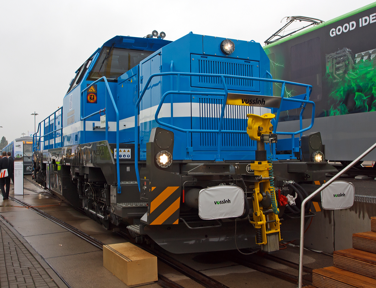 Die f�r die SLG Spitzke Logistik GmbH fahrende und der Vossloh Locomotives GmbH geh�rende G 12 - SP - 012 (92 80 4120 001-7 D-VL) pr�sentierte am Freigel�nde auf der Inno Trans 2014 in Berlin (hier 26.09.2014). 

Die Lok wurde 2010  von Vossloh in Kiel unter der Fabriknummer 5001919  gebaut und bereits auf der InnoTrans 2010 pr�sentiert.

Die G 12 wie auch die G 18 sind neue dieselhydraulische Lokomotiven f�r den Rangier- und G�terzugdienst von Vossloh Locomotives.  Die G 12 mit 1.200 kW sowie die G 18 mit 1.800 kW. Angetrieben werden die Vierachser von den optimierten Turbo-Flex-Getrieben L530breU2 von Voith. Ein neues Drei-Wandler-Getriebe verbessert den Wirkungsgrad und ist mit einem leistungsf�higen Retarder zum verschlei�freien Bremsen ausger�stet. Das Gesamtgewicht der Loks kann flexibel zwischen 80 und 90 t ausgelegt werden.

Technische Daten:
Spurweite:  1.435 mm (optional 1.520 mm)  
Achsanordung:  B‘B‘
H�chstgeschwindigkeit: 100 km/h (optional 120 km/h)
Dieselmotorleistung:  max. 1.200 kW
Dieselmotor:  MTU 8V 4000 R43 (L)
Dieselmotordrehzahl  1.800 min-1
Abgasvorschriften:  EU/2004/26 Stufe IIIA/prepared for stage IIIB  
Anfahrzugkraft:  259 kN - 291 kN
Dienstgewicht:  80 t - 90 t
Kraftstoffvorrat:  3.000 l - 4.000 l
Raddurchmesser:  1.000 mm (neu) / 920 mm (abgenutzt)
L�nge �ber Puffer : 17.000 mm  
Gr��te H�he:  4.310 mm  
Gr��te Breite:  3.080 mm
Str�mungsgetriebe:  Voith L 4r4 zseU2
Hydrodynamische Bremsleistung:  max. 1.000 kW
Kleinster befahrbarer Bogenradius:  55 m

Von diesem Loktyp ist dies bisher ein Einzelst�ck, lediglich von der diesel-elektrischen Variante (DE 12) wurden bisher 5 St�ck gebaut.