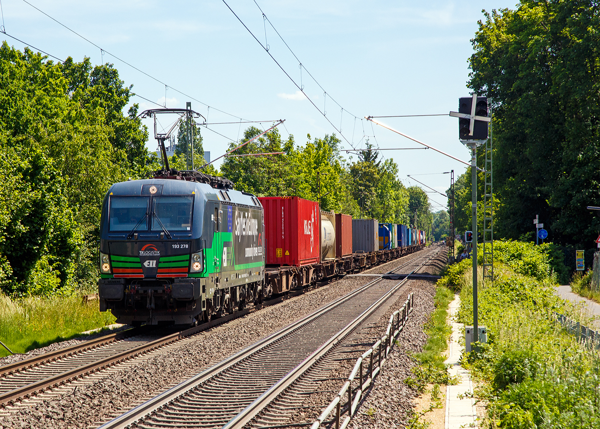 
Die für die TX Logistik AG (Troisdorf) fahrende Vectron MS der ELL - European Locomotive Leasing 193 278 (91 80 6193 278-9 D-ELOC) „Say Yes To Europe“ fährt am 01.06.2019 mit einem Containerzug durch den Bahnhof Bonn UN Campus (in Bonn-Gronau) in Richtung Norden.

Die Vectron MS wurde 2017 von Siemens Mobilitiy in München unter der Fabriknummer 22279  gebaut und an die ELL - European Locomotive Leasing geliefert, die sie an die TX Logistik AG vermietet hat. Diese Vectron Lokomotive ist als MS – Lokomotive (Multisystem-Variante) mit 6.400 kW konzipiert und zugelassen für Deutschland, Österreich, Schweiz, Italien und Niederlande, sie hat eine Höchstgeschwindigkeit von 200 km/h. So ist es möglich ohne Lokwechsel vom Mittelmeer die Nordseehäfen Rotterdam oder Hamburg an zu fahren.

Die Vectron MS hat folgende Leistungen:  
Unter 15kV, 16,7Hz  und 25kV, 50Hz Wechselstrom mit 6.400kW; 
unter 3kV Gleichstrom mit 6.000kW sowie 
unter 1,5kV Gleichstrom 3.500kW

Auf dem Dach der Lok befinden sich vier Einholmstromabnehmer
Position A Pantograf  für AC 1.450 mm breit (für Schweiz)
Position B Pantograf für DC 1.450 mm breit (für Italien)
Position C Pantograf  für DC 1.950 mm breit (für Niederlande)
Position D Pantograf  für AC 1.950 mm breit (für Deutschland, Österreich), Position D ist hier im Bild vorne.
