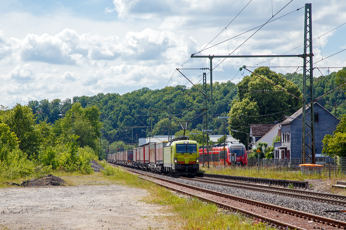 Die für die TX Logistik AG fahrende Siemens Vectron MS 193 553-5 (91 80 6193 553-5 D-ATLU) der Alpha Trains Luxembourg s.à.r.l. fährt am 12.06.2020, mit dem langen KLV-Zug aus Verona Quadrante Europa, via Kornwestheim Ubf, nach Kreuztal, durch Brachbach (Sieg) in Richtung Siegen bzw. Kreuztal.

Die Vectron MS wurde 2016 von Siemens in München unter der Fabriknummer 22190 gebaut und an die Alpha Trains Luxembourg s.à.r.l. geliefert.  Diese Vectron Lokomotive ist als MS – Lokomotive (Multisystem-Variante) mit 6.400 kW konzipiert und zugelassen für Deutschland, Österreich und Italien, sie hat eine Höchstgeschwindigkeit von 160 km/h. So ist es möglich ohne Lokwechsel von Verona, via Brenner nach Kreuztal zu fahren.
