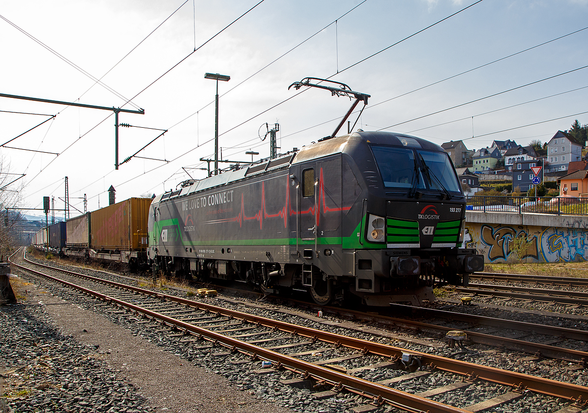 Die für die TX Logistik AG (Troisdorf) fahrende Vectron AC der ELL - European Locomotive Leasing 193 277 „We love to Connect“ (91 80 6193 277-1 D-ELOC), fährt am 16.03.2021 mit einem KLV-Zug über die Siegstrecke (KBS 460) durch Niederschelden in Richtung Siegen.

Die Siemens Vectron AC  wurde 2018 von Siemens Mobilitiy in München-Allach unter der Fabriknummer 22162 gebaut. Diese Vectron Lokomotive ist als AC – Lokomotive (Wechselstrom-Variante) mit 6.400 kW konzipiert und zugelassen für Deutschland, Österreich und Ungarn (D/A/H).