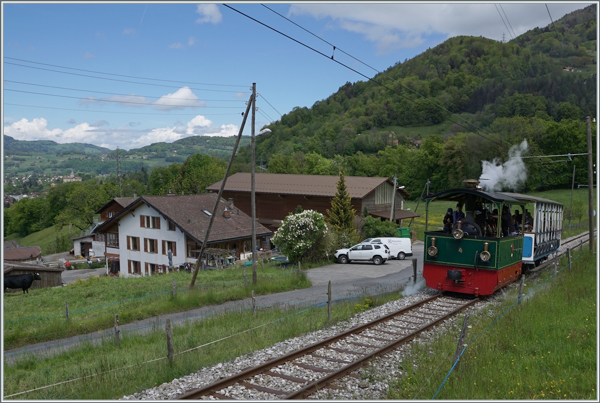 Die G 2/2 4  Rimini  ist mit einem kurzen Zug bei Coraux auf dem Weg nach Chaulin. 

22. Mai 2021