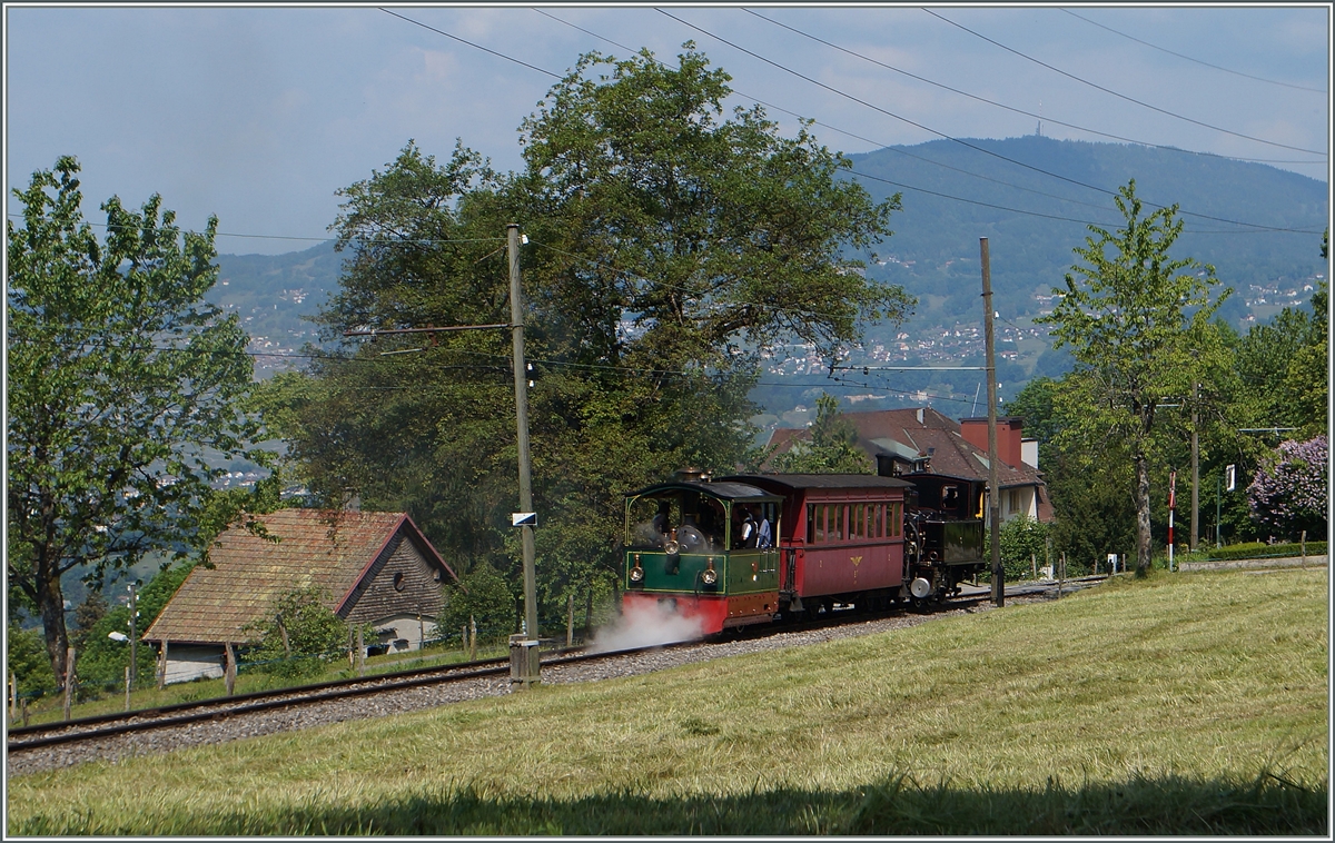 Die G 2/2 und die G 3/3 bemühen sich ihren NStCM-Vieraschser nach Blonay zu ziehen.
Bei Chaulin, den 25. Mai 2015
