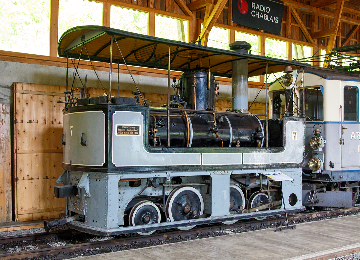 
Die G 2/4 – 7 Kastendampflokomotive (Dampfstra�enbahn-Lokomotive) der Museumsbahn Blonay–Chamby, ex TM 7 „Die Doller“ der Stra�enbahn M�lhausen (franz�sisch: Tramway de Mulhouse), am 19.05.2018 im Depot in Chaulin. Die Lok wurde 1882 von der Schweizerische Lokomotiv- und Maschinenfabrik (SLM) unter der Fabriknummer 316 gebaut und an die Stra�enbahn M�lhausen geliefert.

TECHNISCHE DATEN:
Type (Schweiz): G 2/4 
Achsfolge: 1B1
Dienstgewicht: 15.0 t
H�chstgeschwindigkeit: 25 Km/h
Max. Kesseldruck: 14 bar
Zylinderdurchmesser: 	� 210 mm
Kolbenhub:  350 mm
Treibraddurchmesser: 	750 mm
Wasservorrat:  1,4 m�
Kohlevorrat: 0,4 t
