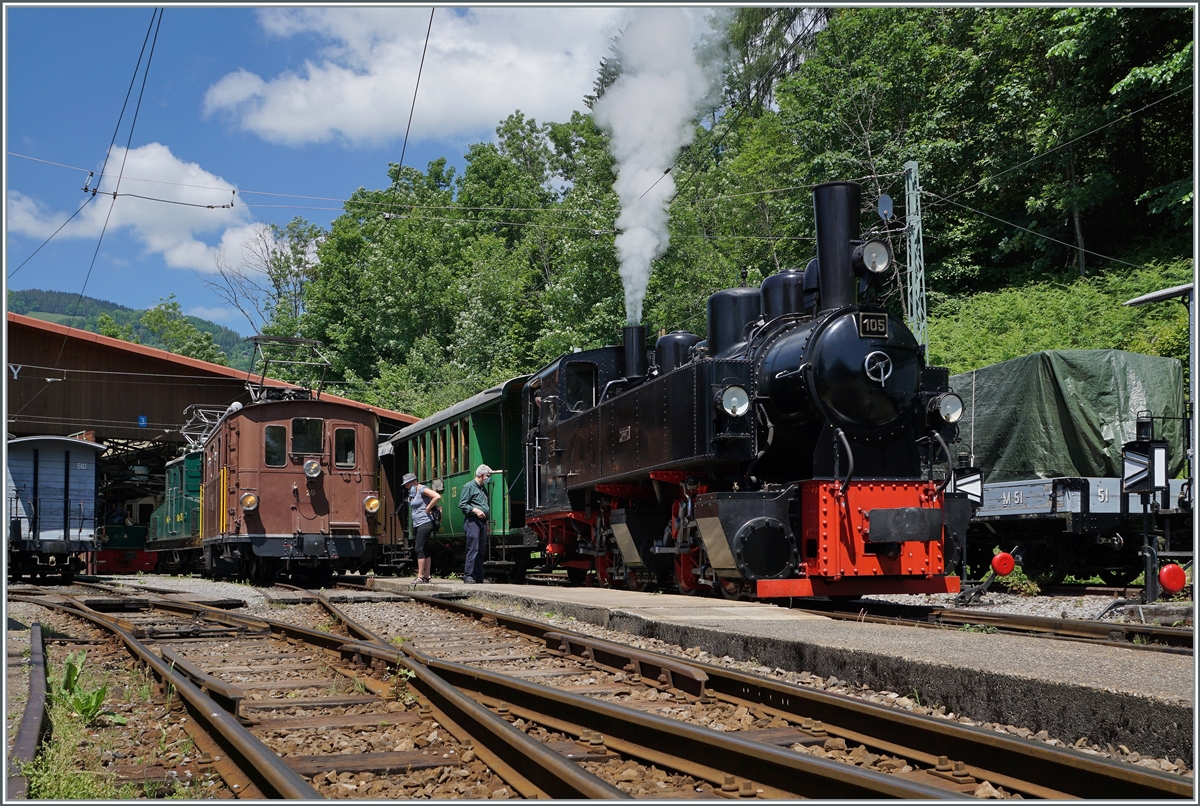 Die G 2x 2/2 105 ist mit ihrem Dampfzug in Chaulin angekommen und wird gleich zur Lokbehandlung dampfen, da ihr nächster Einsatz bereits in dreissig Minuten ansteht. 

13. Juni 2021