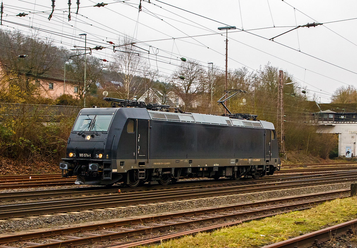 Die ganz „schwarze“ 185 574-1 (91 80 6185 574-1 D-DISPO) der Mitsui Rail Capital Europe GmbH fährt am 15.01.2022 als Lz durch Kreuztal in Richtung Hagen.

Die TRAXX F140 AC2 wurde 2006 von Bombardier in Kassel unter der Fabriknummer 34135 gebaut und an die MRCE Dispolok GmbH (München) geliefert. Sie hat die Zulassungen für Deutschland, Österreich und die Schweiz (D/A/CH).
