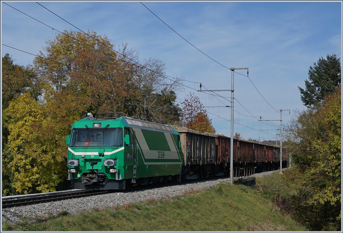 Die Ge 4/4 21 mit einem vollen Zucker�benzug bei Reverolle.
17. Okt. 2017
