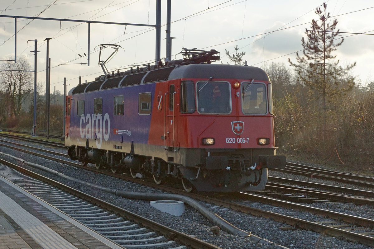 Die gegenwärtig neuste Refit 3 Re 620 006-7  Turgi  auf Rangierfahrt im Gegenlicht in Gerlafingen am 8. Januar 2021.
Foto: Walter Ruetsch