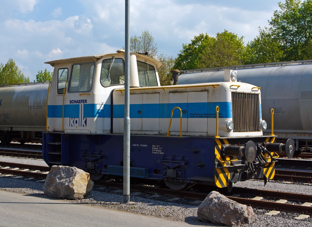 
Die Gmeinder Typ 130 PS Dieselhydraulische Rangierlokomotive  der Schaefer Kalk GmbH & Co. KG, Werk Steeden, hier am 05.05.2013 in Runkel-Steeden. 

Die Lok wurde 1963 von Gmeinder & Co. (Mosbach) unter der Fabriknummer  5254 gebaut und an die Rheinisch-Westf�lische Kalkwerke, Werk Stromberg als RWK Nr. 1  geliefert, nach der Stillegung des Kalkwerkes zum 01.07.2010 kam sie nach Steeden.