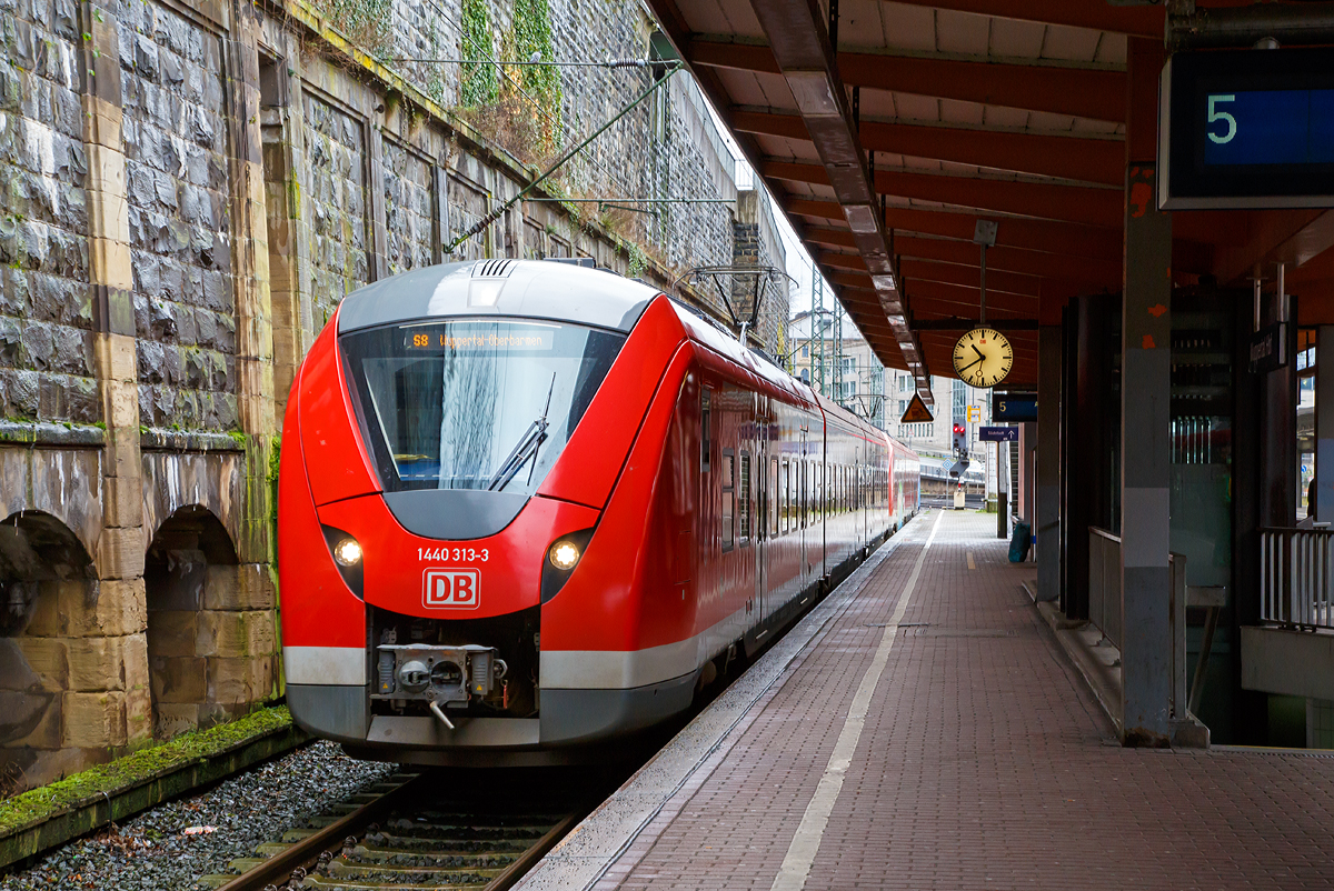 
Die  Grinsekatzen   1440 313-3 gekuppelt mit 1440 306-7, zwei gekuppelte 3-teilige Alstom Coradia Continental mit modifizierten Kopf der S-Bahn Rhein-Ruhr (DB Regio) fahren am 08.02.2016, als S 8 nach Wuppertal-Oberbramen, in den Hauptbahnhof Wuppertal (Elberfeld) ein.

Die Triebzüge Alstom Coradia Continental gehören zur Fahrzeugfamilie modularer, niederfluriger elektrischer Nahverkehrs-Gliedertriebzüge Alstom Coradia. Der Coradia Continental der ersten Generation (BR 440) wird umgangssprachlich „Mopsgesicht“ genannt, dies kann man bei den neuen wohl nicht mehr sagen, sondern eher  Grinsekatze“

Die Züge der Fahrzeugfamilie werden aus einem Baukasten standardisierter Einzelfahrzeuge gebildet, die ihre technische Ausrüstung mit Ausnahme der Fahrmotoren auf dem Dach tragen. Die Endwagen tragen jeweils einen Haupttransformator, einen Antriebsumrichter und einen Nebenbetriebsumrichter. Die Mittelwagen tragen die weiteren Ausrüstungen Stromabnehmer, Kompressor und Batteriekasten. Mittig auf jedem Fahrzeug ist das Klimagerät für den Fahrgastraum angeordnet. Die dreiteiligen Triebzüge für die S-Bahn Rhein-Ruhr bestehen aus den Wagen der BR 1440.3 – 1441.3 – 1440.8, sie haben konventionelle Enddrehgestelle und Jakobs-Drehgestelle vom Endwagen zum Mittelwagen.

Die Fahrzeuge der Baureihe 1440 (S-Bahn Rhein-Ruhr, Zweckverband Großraum Braunschweig und Verkehrsverbund Mittelsachsen) erhalten einen modifizierten Kopf nach Norm EN 15227, zudem sind diese mit Crashverzehrelementen ausgeführt. Für die dreiteiligen Garnituren für die S-Bahn Rhein-Ruhr (DB Regio NRW) wurde am 30.09.2014 die Zulassung durch das Eisenbahnbundesamt erteilt.


Die Züge erreichen im Einsatz Geschwindigkeiten von bis zu 160 km/h und besitzen ein sehr gutes Beschleunigungsvermögen. Sie können je nach Fahrgastaufkommen auch in Doppeltraktion betrieben werden. Durch ein speziell für Regionalzüge modifiziertes Zugsicherungssystem können die Fahrzeuge auch auf ICE-Strecken fahren. Die Triebzüge sind zudem mit elektrischen Bremsen ausgestattet, die in der Lage sind, beim Bremsvorgang bis zu 30 Prozent der Energie ins Netz zurückzuspeisen.

TECHNISCHE DATEN:
Spurweite: 1.435 mm
Achsfolge: Bo‘(Bo‘)( Bo‘)Bo‘ in Klammern Jakobs-Drehgestelle
Länge über Kupplung: 56.900 mm
Breite: 2.920 mm
Maximale Höhe (über SO): 4.280 mm
Einstieghöhe (über SO): ca. 800 mm
Eigengewicht: ca. 116 t
Minimaler befahrbarer Gleisbogen Werkstatt/Betrieb: 100/150 m
Niederfluranteil:  ca. 89 %
Sitzplätze (1. und 2. Klasse, inkl. Klappsitzen): 170
Stehplätze (bei unbesetzten Klappsitzen): 101
Stromsystem: 15 kV / 16,7 Hz
Höchstgeschwindigkeit: 160 km/h
Nennleistung: 2.520 kW
Anzahl Fahrmotoren: 8
Zugbeeinflussungs-System: LZB / PZB 90