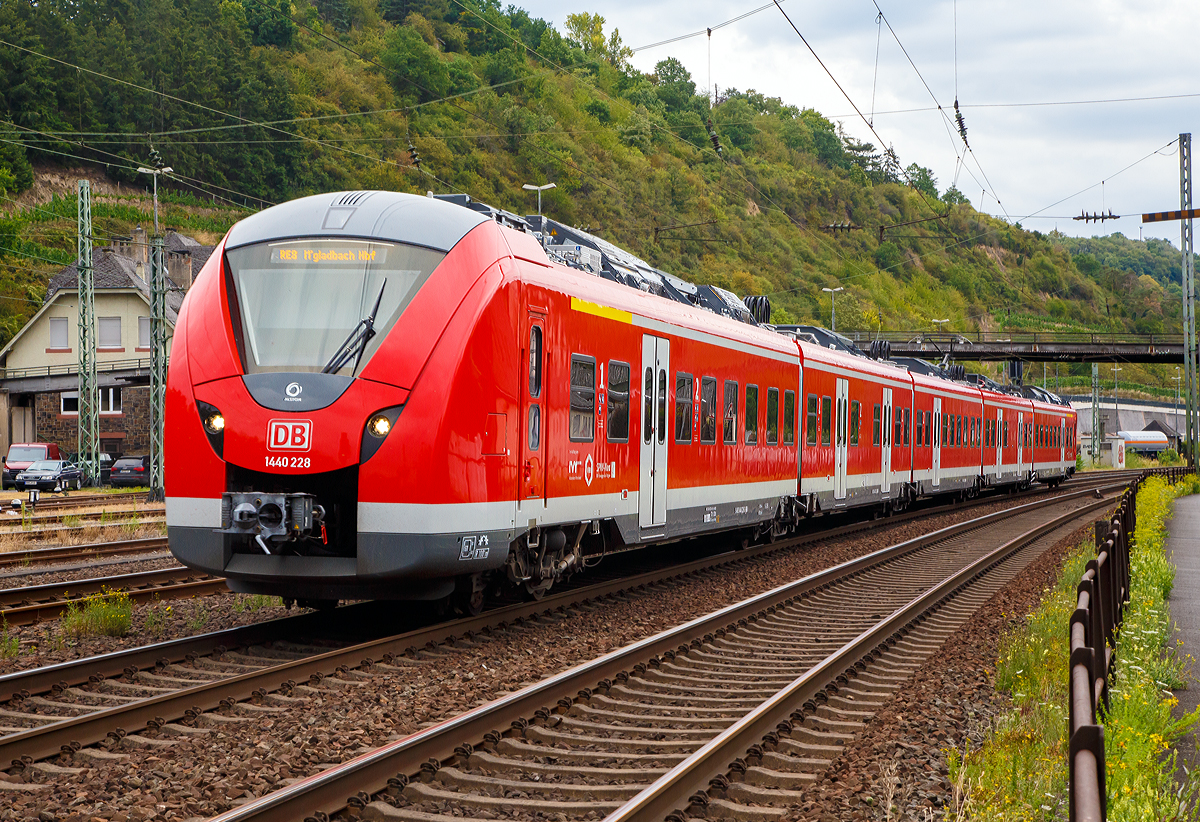 
Die  Grinzekatze  1440 228 / 1440 728 ein fünfteiliger Alstom Coradia Continental (mit modifizierten Kopf) derDB Regio NRW fährt am 03.08.2020, als RE 8  Rhein-Erft-Express  (Koblenz - Köln - Mönchengladbach), durch Linz am Rhein in Richtung Köln.