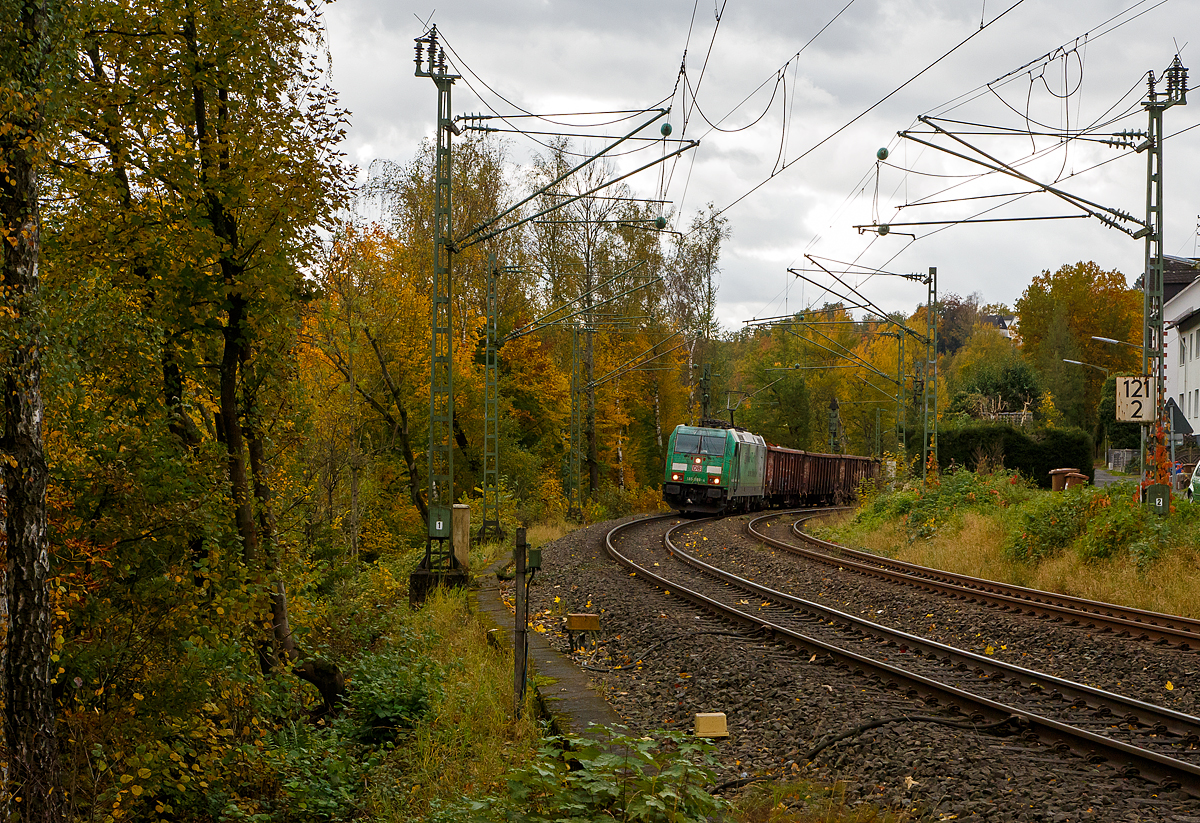Die grüne DB Cargo 185 389-4 (91 80 6185 389-4 D-DB), mit Werbung „DB Schenker/Audi Logistik Co2-frei“, fährt am 22.10.2021 mit einem offenen Güterzug (Wagen der Gattung Eaos-x) durch Kirchen (Sieg) in Richtung Siegen. Hinweis: Ich stehe beim BÜ km 121,192.

Die TRAXX F140 AC2 wurde 2009 von Bombardier in Kassel unter der Fabriknummer 34693 gebaut. Sie hat die Zulassungen für Deutschland und Österreich.

