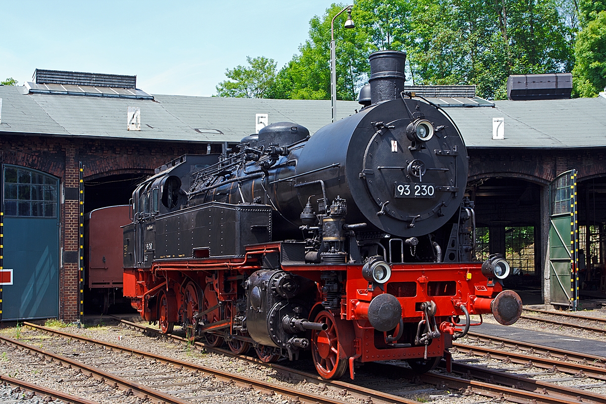 Die Güterzugtenderlokomotive 93 230, ex DR 93 230, ex Preußische T 14 Erfurt 8526, am 07.06.2014 im Eisenbahnmuseum Dieringhausen (Leihgabe des Verkehrsmuseums Dresden). 

Die Lokomotiven vom Typ Preußische T 14 waren für den Güterzugdienst und den sonntäglichen Ausflugsverkehr auf den Strecken der Berliner Stadtbahn vorgesehen. Später wurde die T 14 auch von anderen Direktionen für den Güterzugdienst auf Hauptbahnen und auch den Personenzugdienst beschafft. Insgesamt wurden für die Preußischen Staatseisenbahnen in den Jahren 1914 bis 1918 insgesamt 457, für die Reichseisenbahnen in Elsaß-Lothringen 40 Lokomotiven dieses Typs gebaut.

Durch eine unglückliche Lastverteilung war die Achslast der hinteren Laufachse mit 169,7 kN höher als die der Treibachsen.   

Die T 14 wurde 1917 bei Union-Gießerei Lokomotivfabrik und Maschinenbauanstalt in Königsberg unter der Fabriknummer 2315 gebaut und an die Preußische Staatsbahn (P.St.B.) als T 14 Erfurt 8526 geliefert.

TECHNISCHE DATEN:
Spurweite:  1435 mm (Normalspur)
Achsformel:  1'D1'
Gattung: Gt 46.18
Länge über Puffer:  13.800 mm
Dienstmasse:  97,6 t
Reibungsmasse:  63,4 t
Radsatzfahrmasse:  16,9 t
Höchstgeschwindigkeit:  65 km/h
Indizierte Leistung:  998 PS (734 kW=
Treibraddurchmesser:  1.350 mm
Laufraddurchmesser vorn:  1.000 mm
Laufraddurchmesser hinten:  1.000 mm
Zylinderdurchmesser:  600 mm
Kolbenhub:  660 mm
Kesselüberdruck:  12 bar
Rostfläche:  2,49 m²
Überhitzerfläche:  50,28 m²
Verdampfungsheizfläche:  126,62 m²