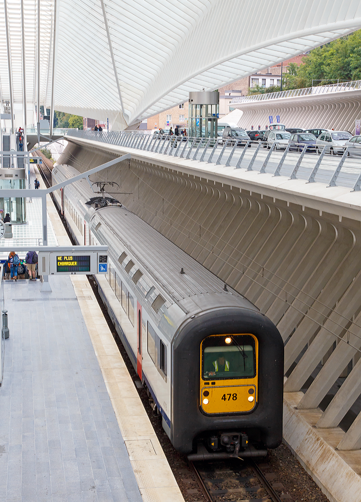 Die Gumminase SNCB/NMBS Triebzug AM 96 - 478 (AM = Automotrice) steht am 03.10.2014 im Bahnhof Lüttich-Guillemins zur Abfahrt bereit.

Die Reihe AM 96 der Belgischen Staatsbahn ist eine Reihe von 160 km/h schnellen dreiteiligen Elektrotriebfahrzeug-Einheiten. Jede Einheit besteht aus je einem Wagen der Typen Bx, B und ADx. Die Züge werden hauptsächlich im innerbelgischen Schnellzugdienst (IC und IR) der NMBS/SNCB eingesetzt, erreichen aber auch auf drei grenzüberschreitenden InterCity-Linien Lille (Frankreich) und Luxemburg (Stadt). Charakteristisch ist bei diesen Fahrzeugen der Führerstand, welcher von einer Gummiwulst umgeben ist - weshalb diese Fahrzeuge liebevoll Gumminasen oder auch abwertend Klobrillen genannt werden - und dessen Mittelteil (Steuertisch), welches bei der Vereinigung von mehreren Einheiten seitlich wegklappbar ist.

Fahrzeugnummern:
441-490: Zweisystemfahrzeuge für 3 kV= und 25 kV~
501-547: Einsystemfahrzeuge 3 kV = mit GTO-Traktionsstromrichter
548-570: Einsystemfahrzeuge 3 kV = mit IGBT-Traktionsstromrichter

Technische Daten der AM 96:
Hersteller: BN (La Brugeoise et Nivelles) / ACEC (Ateliers de contruction électriques de Charleroi)
Anzahl: 120
Baujahr(e): 1996–1999
Achsformel: Bo'Bo'+2'2'+2'2'
Spurweite: 1435 mm (Normalspur)
Länge über Kupplung: 79.200 mm
Breite: 2860 mm
Höchstgeschwindigkeit: 160 km/h
Stundenleistung: 1.400 kW
Stromübertragung: Oberleitung
Anzahl der Fahrmotoren: 4
