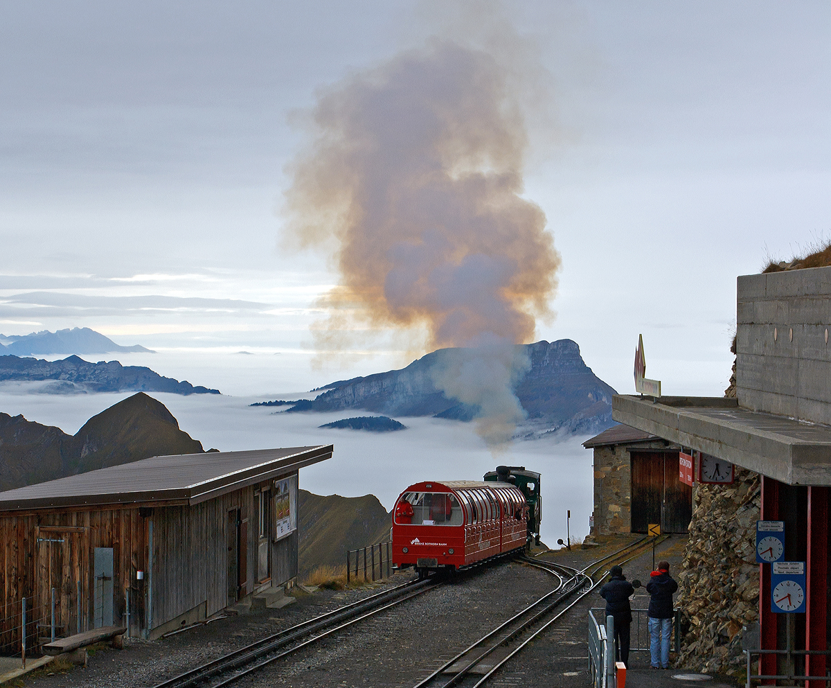 
Die Heizöl befeuerte BRB 12 (Kanton Bern) kommt am 29.09.2012, zum letztenmal an diesem Tag, zum Brienzer Rothorn hinauf, hier bei der Einfahrt in die Bergstation Rothorn Kulm (2.244m ü. M.). 