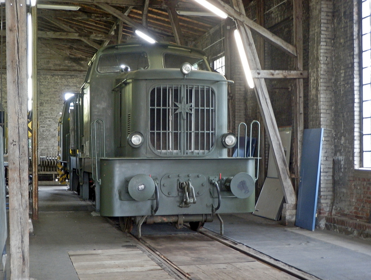 Die Henschel  DH 360 ehem. Der Bundeswehr am 18.05.2014 im Lokschuppen vom Erlebnisbahnhof Westerwald der Westerw�lder Eisenbahnfreunde 44 508 e. V. in Westerburg. 

Die Lok wurde 1956 bei Henschel in Kassel unter der Fabriknummer 28640 gebaut und an die Bundeswehr f�r das Material�bernahmegruppe Nord I in Hesedorf geliefert.
 
Sie hat einen  MWM-Dieselmotor RHS 335 S mit 360 PS Leistung bei 600 U/min. Die Kraft�bertragung erfolgt vom Motor �ber eine elastische Kupplung auf das Fl�ssigkeitsgetriebe. Diesem Getriebe ist ein kombiniertes Stufen- und Wendegetriebe nachgeschaltet, in dem auch die Blindwelle gelagert ist. Von der Blindwelle aus werden die drei Rads�tze mit Treib- und Kuppelstangen angetrieben.
 
Die Lok ist Eigentum vom Milit�rhistorisches Museum Dresden und eine Leihgabe an Westerw�lder Eisenbahnfreunde 44 508 e. V.