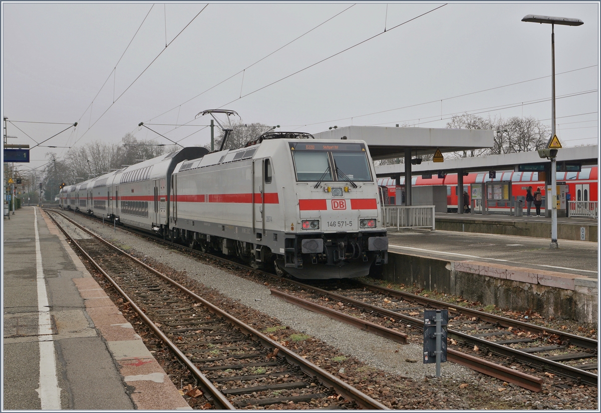 Die IC der Relation Stuttgart - Singen verbringen die Wartezeit zur Rückfahrt in Radolfzell, dabei wäre es doch sinnvoll, den Zug gleich bis Konstanz fahren zu lassen. Die DB 146 571-5 mit dem IC 2280 nach Stuttgart in Radolfzell.

19. März 2019