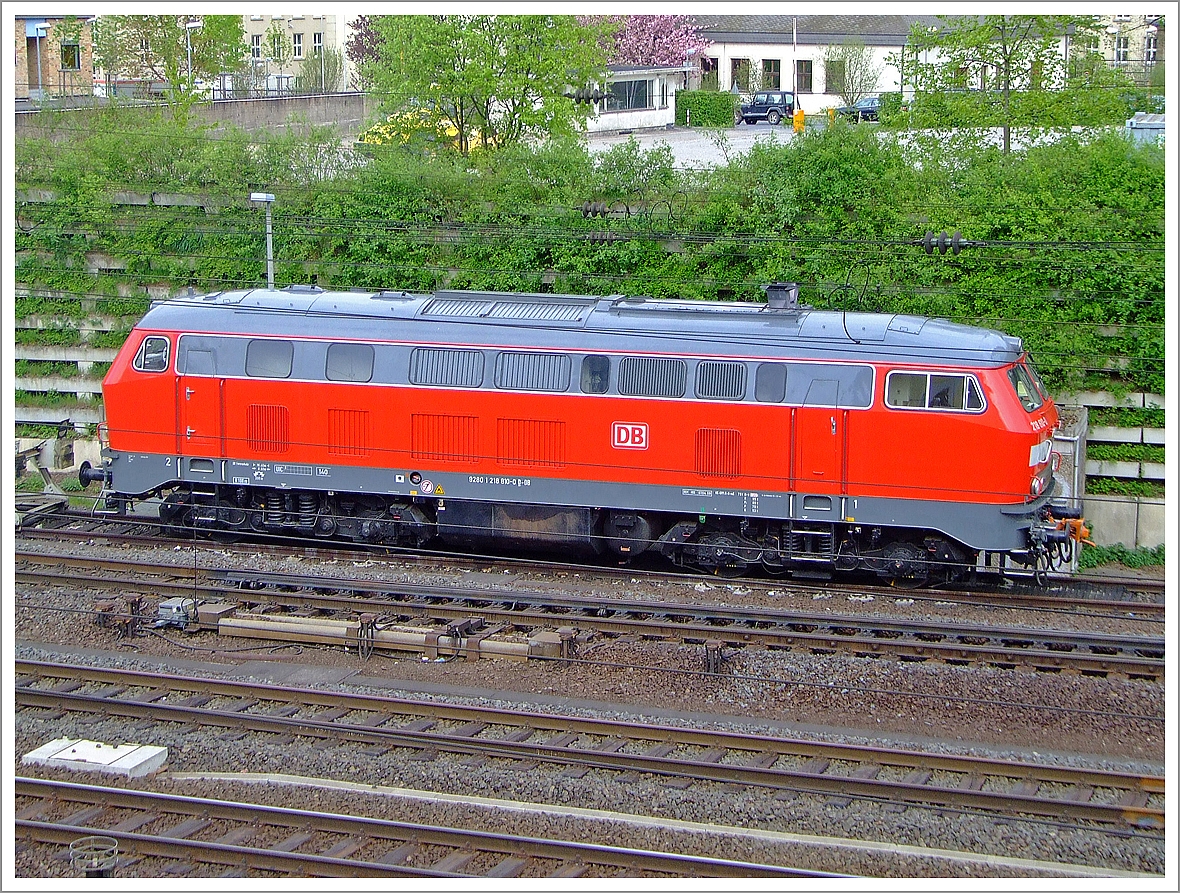 
Die ICE-Schleppdiesellok DB 218 810-0 (ex DB 218 159-2) der DB Fernverkehr AG ist am 01.05.2010 beim Bahnhof Kassel-Wilhelmsh�he abgestellt. 

Die V 160 wurde 1972 bei Krauss-Maffei unter der Fabriknummer 19535 gebaut und als 218 159-2 an die Deutsche Bundesbahn geliefert. Im November 2005 erfolgte der Umbau zur Schlepplok und Umzeichnung in 218 810-0 (NVR-Nr. 9280 1 218 810-0 D-DB).

Technische Daten:
Achsformel:  B'B'
Spurweite:  1.435 mm
L�nge: 16.400 mm
Gewicht:  80 Tonnen
Radsatzfahrmasse:  20,0 Tonnen
H�chstgeschwindigkeit:  140 km/h
Motor: Wassergek�hlter V 12 Zylinder Viertakt MTU - Dieselmotor vom Typ 12 V 956 TB 11 (abgasoptimiert ) mit Direkteinspritzung und Abgasturboaufladung mit Ladeluftk�hlung
Motorleistung: 2.800 PS (2.060 kW) bei 1500 U/min
Getriebe: MTU-Getriebe K 252 SUBB (mit 2 hydraulische Drehmomentwandler)
Leistungs�bertragung: hydraulisch
Tankinhalt:  3.150 l

Einige Lokomotiven, wie diese hier, der Baureihe 218 wurden zu Schlepploks f�r liegengebliebene oder schadf�llig gewordene ICE -Z�ge auf den Neubaustrecken K�ln-Rhein/Main und N�rnberg-Ingolstadt umgebaut. Diese Loks sind als Baureihe 218.8 bei der DB Fernverkehr AG eingestellt. Diese Lokomotiven wurden f�r Schleppzwecke mit �bergangskupplungen Typ Scharfenberg ausger�stet.