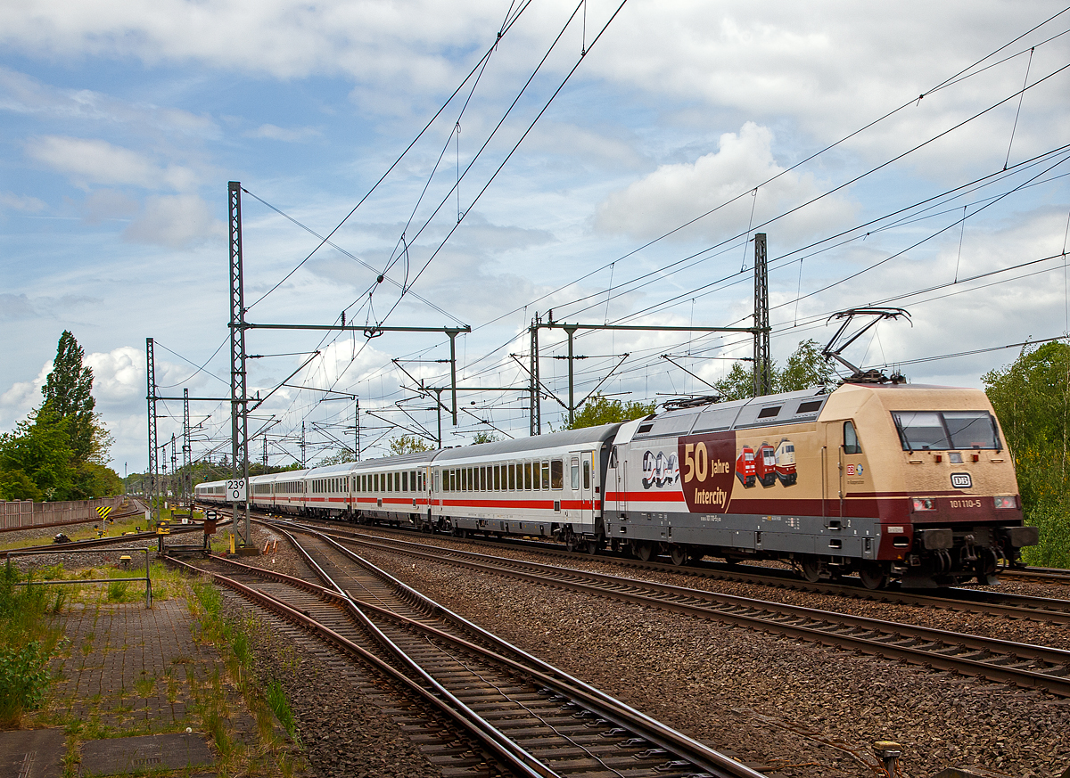 Die Jubiläumslok „50 Jahre Intercity“, die 101 110-5 (91 80 6101 110-5 D-DB) schiebt den IC 2213 (Ostseebad Binz - Hamburg – Stuttgart) Steuerwagen voraus durch den Bahnhof Büchen in Richtung Hamburg.

Die Jubiläumslok (101 110-5) entstand in Kooperation mit der Modellbahn-Händlergemeinschaft „Die wilde Dreizehn plus“. Die Lok wurde 1996 von ABB Daimler-Benz Transportation GmbH (ADtranz) in Kassel unter der Fabriknummer 33220 gebaut.
