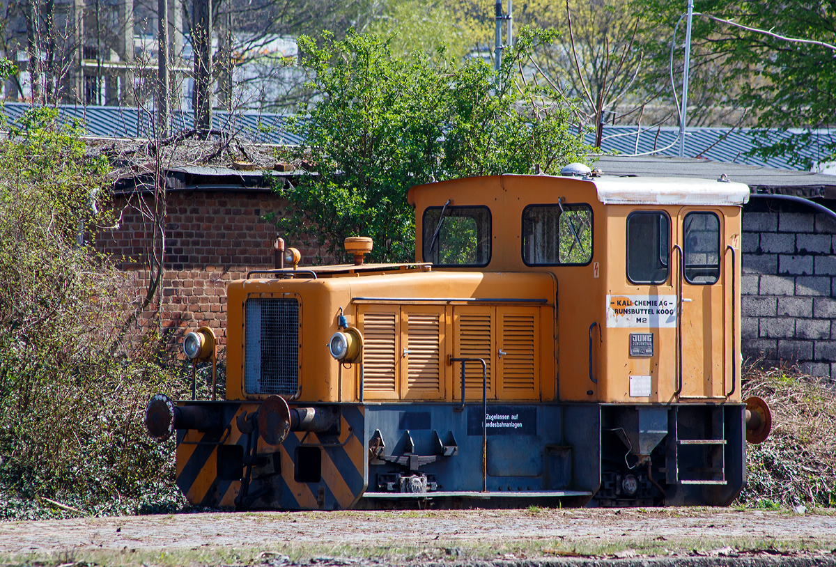 
Die Jung 13692 eine Jung RK 8 B, steht am 11.04.2016 beim Bahnhof Bonn-Beuel.

Die Lok wurde 1964 von Arnold Jung Lokomotivfabrik GmbH in Jungenthal bei Kirchen a. d. Sieg unter der Fabriknummer 13692 gebaut und an die Kali-Chemie AG, Werk Brunsbüttelkoog als M 2 geliefert. Im Jahre 1983 ging sie zum Werk Bad Hönningen (später Solvay Deutschland GmbH, Werk Bad Hönningen), bis sie 2006 an die W. Schollmeyer KG in Sankt Augustin-Menden ging. Seit 2013 ist sie wohl nun in Bonn-Beuel.

Technische Daten:
Achsformel:  B
Spurweite:  1.435 mm (Normalspur)
Länge über Puffer:  5.770 mm
Dienstmasse:  15 t
Installierte Leistung:  58,84 kW (80 PS)
Leistungsübertragung:  hydraulisch, Antrieb der Achsen mit Kette