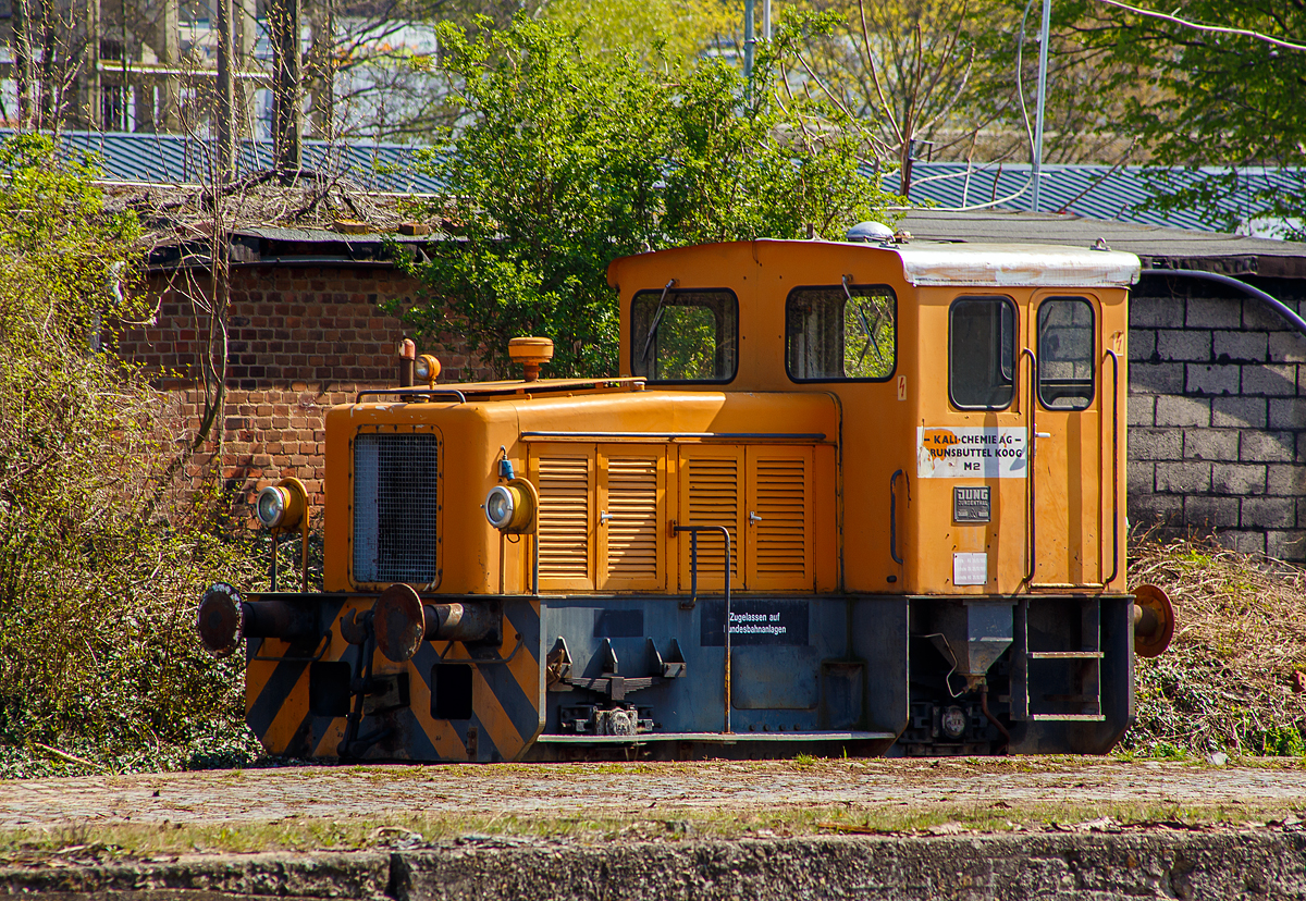 Die Jung 13692 eine Jung RK 8 B, steht am 11.04.2016 beim Bahnhof Bonn-Beuel.

Die Lok wurde 1964 von Arnold Jung Lokomotivfabrik GmbH in Jungenthal bei Kirchen a. d. Sieg unter der Fabriknummer 13692 gebaut und an die Kali-Chemie AG, Werk Brunsbüttelkoog als M 2 geliefert. Im Jahre 1983 ging sie zum Werk Bad Hönningen (später Solvay Deutschland GmbH, Werk Bad Hönningen), bis sie 2006 an die W. Schollmeyer KG in Sankt Augustin-Menden ging. Seit 2013 ist sie wohl nun in Bonn-Beuel.

Die Jung RK 8 B ist eine Diesellokomotive, die von der Arnold Jung Lokomotivfabrik in Kirchen (Sieg) von der mindestens sechzehn Exemplaren gebaut wurde. Sie war vor allem für den Rangiereinsatz im Werksdienst vorgesehen.

Die Typenbezeichnung beschreibt die wesentlichen Merkmale der Lokomotive: Die ersten beiden Großbuchstaben gaben die Bauart der Maschine sowie die Art der Kraftübertragung an. Die nachfolgende Ziffer beschreibt mit Zehn multipliziert die Leistung in PS, der nachfolgende Großbuchstabe beschreibt die Achsfolge. 

R = Regelspurlokomotive (Normalspur)
K = Kettenantrieb
8 = 80 PS
B = Achsfolge B

Es handelt sich also somit um eine Regelspurlokomotive mit Kettenantrieb der Achsen vom (hydraulischen) Getriebe, einer Motorleistung von 80 PS und der Achsfolge B, also zwei angetriebenen Achsen. Dieses Bezeichnungsschema ist typisch für die Lokomotiven der dritten und vierten Generation von Jung-Diesellokomotiven. 
Die RK 8 B ist die leistungsschwächste von insgesamt fünf B-gekuppelten Lokomotivbauarten der dritten Generation.

TECHNISCHE DATEN:
Achsformel:  B
Spurweite:  1.435 mm (Normalspur)
Länge über Puffer:  5.770 mm
Dienstmasse:  15 t
Installierte Leistung:  58,84 kW (80 PS)
Leistungsübertragung:  hydraulisch, Antrieb der Achsen mit Kette
